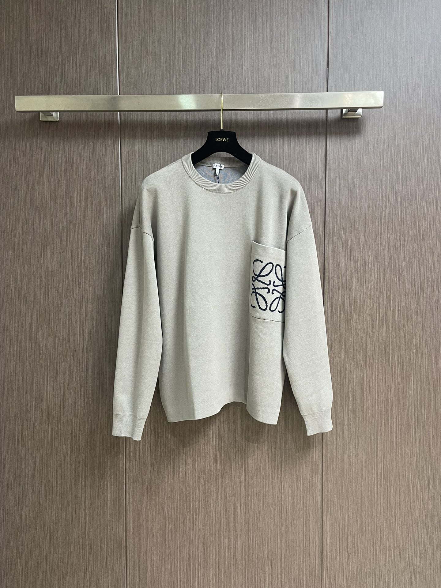 NO:526994,LOEWE pocket jacquard knit sweater, the fabric is made of 49% viscose fiber 43% cotton and a small amount of nylon and spandex. Viscose fiber and cotton dominate the skin-friendly, smooth and drape feeling, and wear it close to the body like a spring breeze. With the blessing of a small amount of nylon, its wear resistance is greatly improved. The feeding of spandex provides the right elastic margin, and moves freely and without restraint. A high-needle number and fine needle pitch loom is used to finely depict every turning point of the pattern, avoiding jagged edges, forming a high-quality LOGO jacquard with clear and neat borders on the front and flat and unruly back. OverSize cut that breaks gender boundaries, blurs shoulder line design, hides flesh and makes it look thinner and invisible. Both men and women can find their own slackness and casualness. Size S-M-L,,loewe, versace, sweaters, alexander wang19860909LOEWE 口袋提花针织毛衣,面料选用49％粘纤43％棉和少量锦纶和氨纶织成.粘纤和棉主导亲肤、顺滑与垂坠感,贴身穿着如沐春风.少量锦纶加持下,其耐磨性大大提高,氨纶的喂入提供恰当好处的弹性余量,活动自如无束缚感.采用高针数细针距织机,细腻的刻画图案的每一处转折,避免锯齿状边缘,形成正面图案边界清晰利落,背面平整不摩擦的高品质LOGO提花,打破性别界限的OverSize剪裁,模糊肩线设计,藏肉显瘦于无形.无论男女,都能在其中找到属于自己的松弛与随性.尺码S-M-L,,loewe,versace,sweaters,alexander wang,Men's clothing