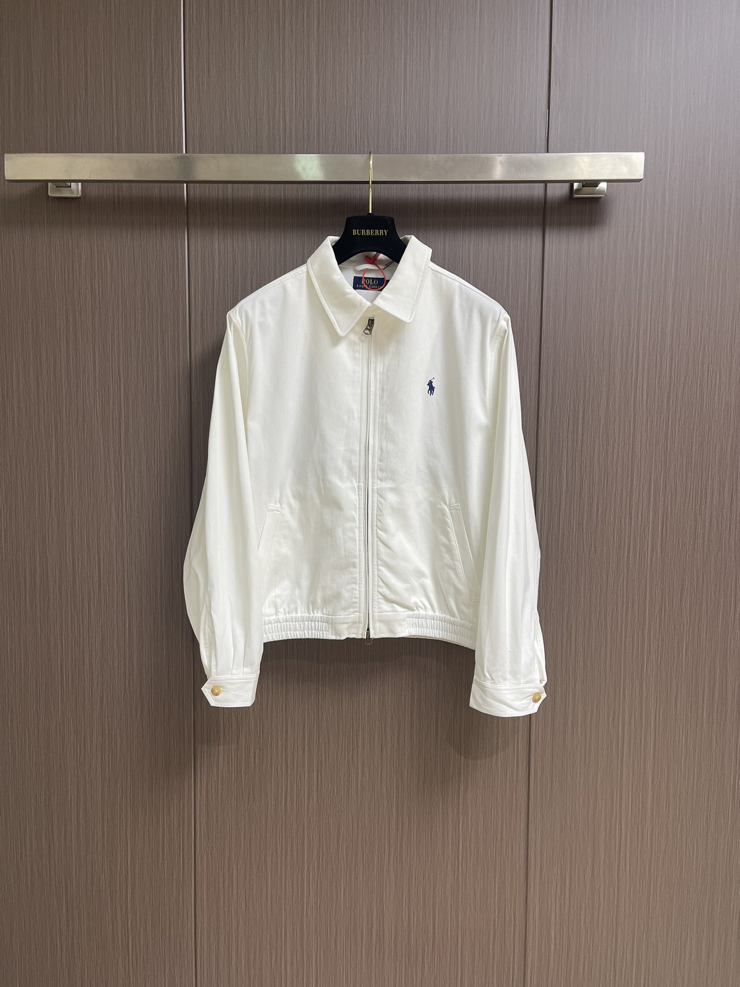 NO:524808,Ralph Lauren Pony embroidered zipper jacket Customized cloud velvet white twill cotton Embroidery process Using imported machine embroidery technology Use advanced computer control systems and precise mechanical components to achieve iconic pony embroidery operations High precision and smooth lines Template machine bag opening Preset templates to guide the position of the bag opening Shape and size Accuracy ensures the quality of the bag opening effect. Size S-XL, loro piana, jackets & coats, jackets & coats, alexander wang19860909Ralph Lauren 拉夫劳伦 小马刺绣拉链夹克外套 定制云绒白斜纹精棉 采用进口机刺绣工艺 使用先进的计算机控制系统和精密的机械部件 实现标志性小马刺绣作业 精度高线条流畅而细腻 模版机开袋 预设的模板来指导开袋的位置 形状和大小 精确性确保了开袋效果质量.尺码S-XL,,loro piana,jackets & coats,jackets & coats,alexander wang,Men's clothing