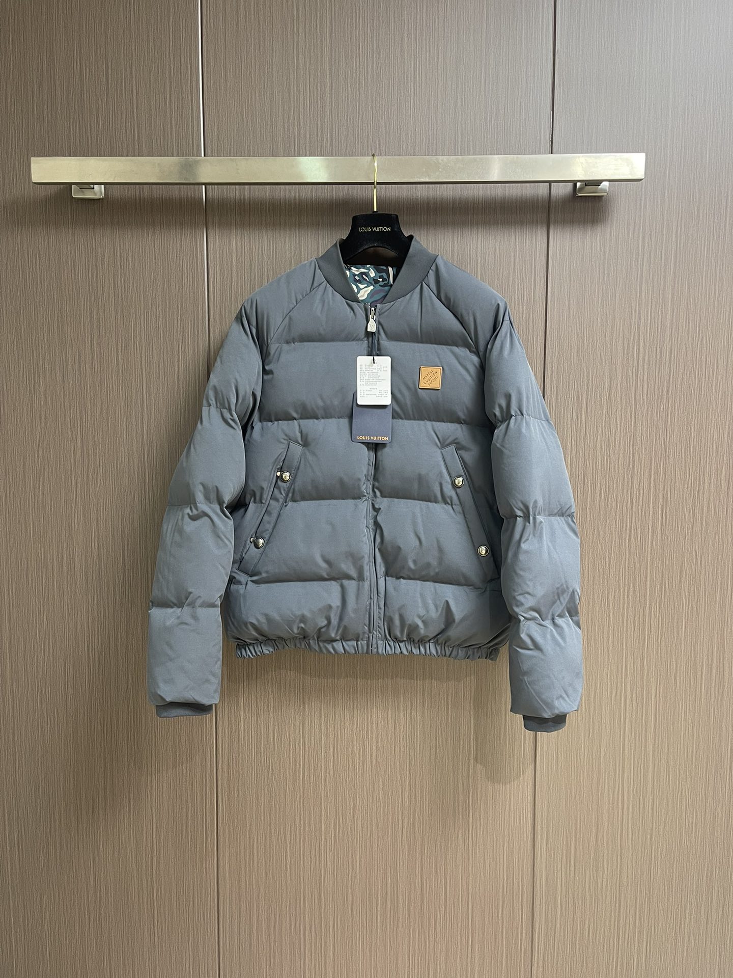 NO:524814,LV leather camouflage double-sided cotton jacket, using 90% white duck down as filler, has excellent warmth and light texture. When fingers brushing the surface, you can feel the fluffy down as light as a cloud, which not only provides excellent warmth, but also ensures a comfortable wearing experience. The double-sided wearable design finely treats the fabric on both sides. One side is a high-end matte matte material, which makes its texture delicate, calm and low-key through special coating and treatment process. The other side is a vibrant and shiny reflective material, which uses the ingenuity of hiding flesh to make it look thinner. The shoulder-falling design weakens the shoulder lines through precise cutting, making the shoulder lines look softer and more natural, and can also modify the shortcomings of the shoulders. Size 46-52,,louis vuitton, jackets & coats, down jacket, alexander wang19860909LV 皮标迷彩双面棉服外套,采用90％白鸭绒作为填充物,具有极佳的保暖性能和轻盈质感,手指拂过表层能感受到蓬松的羽绒如云朵般轻盈回弹,不仅提供了卓越的保暖效果,还保证了穿着的舒适体验；双面可穿的设计对两面的面料进行了精细处理,一面是高级感十足的哑光雾面材质,通过特殊的涂层和处理工艺,使其质感细腻色泽沉稳低调,另一面是活力四射的亮面反光材质,运用了反了藏肉显瘦的巧思.落肩设计通过精确的剪裁弱化肩线,使得肩部线条看起来更加柔和自然,同时也能修饰肩部的不足.尺码46-52,,louis vuitton,jackets & coats,down jacket,alexander wang,Men's clothing