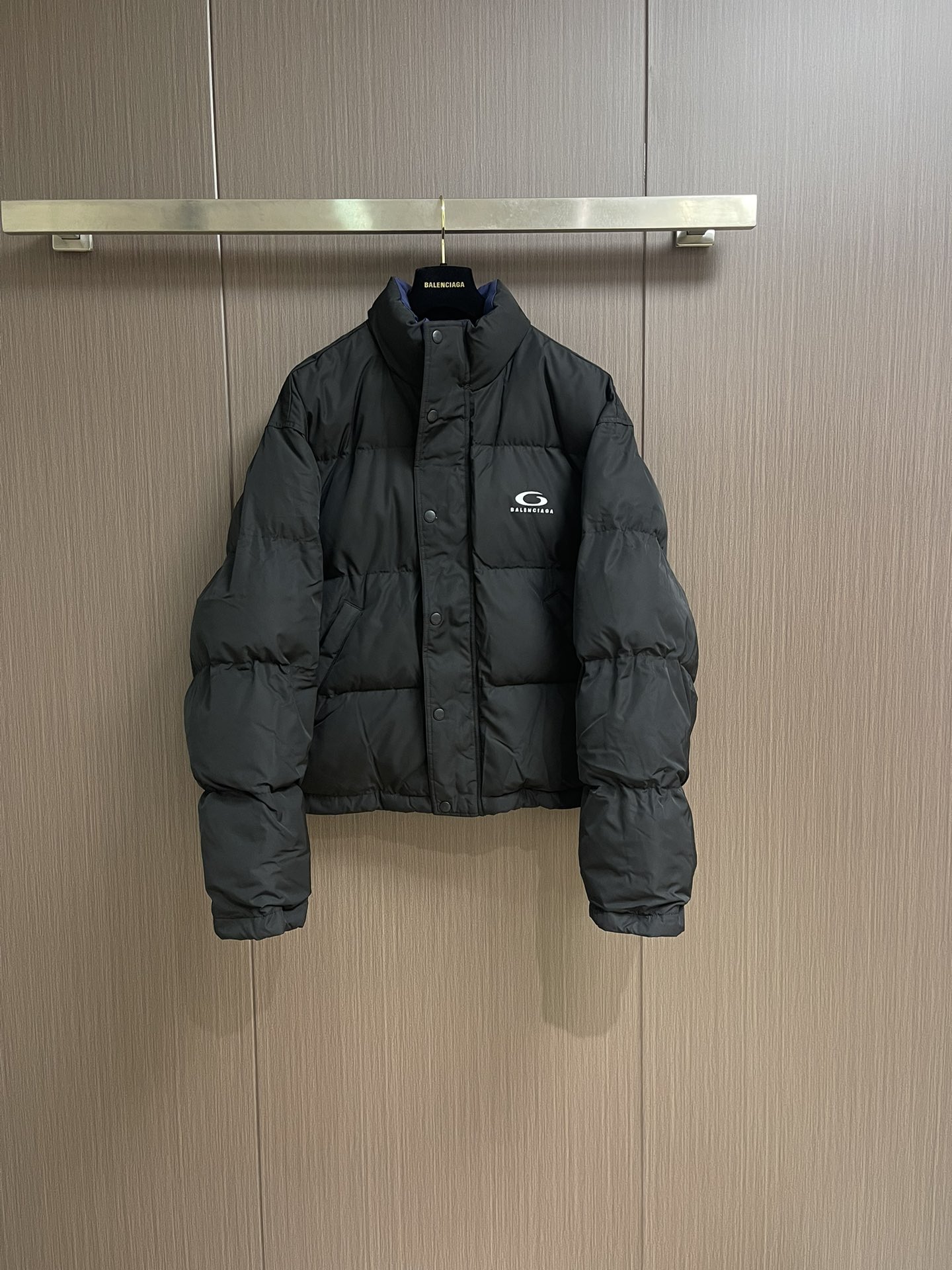 NO:524795,Balenciaga embroidered pin double-sided cotton jacket, using polyester woven red ground fabric. The tear-proof process has good windproof and waterproof performance after special treatment. Even in rain and snow, the interior can be kept dry and filled inside. The original Xinjiang environmentally friendly cotton filling amount is up to 450G. The fluffy is super high. The warmth is strong. The separation and filling process is combined with accurate machine filling. The cotton is evenly distributed and all-round warm. The upper body is light but not bloated. Double-sided design. High optionality. One piece of labor is equivalent to two pieces of embroidery. Tatami + thin line process. Four-fold buckle. Customized glue teeth zipper. Fixed-dyed spring buckle. The difference between beads. The placket hole special machine phoenix eye. There are four holes in total. The pin can be double-sided buckle. The overall style has not been changed. The length of the clothes is short and the upper body is vibe effect.  Size S-XL, balenciaga, jackets & coats,alexander wang19860909Balenciaga 刺绣款别针双面穿棉服外套,采用涤纶梭织朱地纹面料 防撕裂工艺经过特殊处理后具有良好的防风防泼水性能 即使在雨雪天气也能保持内部干燥内里填充原厂级新疆环保棉花充棉量高达450G 蓬松度超高 保暖性强 分隔充棉工艺 配合精确的机器填充 棉花分布均匀 全方位保暖 上身轻盈而不显臃肿 双面穿设计 可选性强 工费一件相当于两件刺绣采用田岛机作业 使用榻榻米＋细线工艺 四合扣 定制胶牙拉链 定染弹簧扣 珠子区别市面通货 门襟开孔专机凤眼 共四个孔位 使别针能双面扣 整体版型未改动 衣长偏短上身vibe效果 尺码S-XL,,balenciaga,jackets & coats,alexander wang,Men's clothing