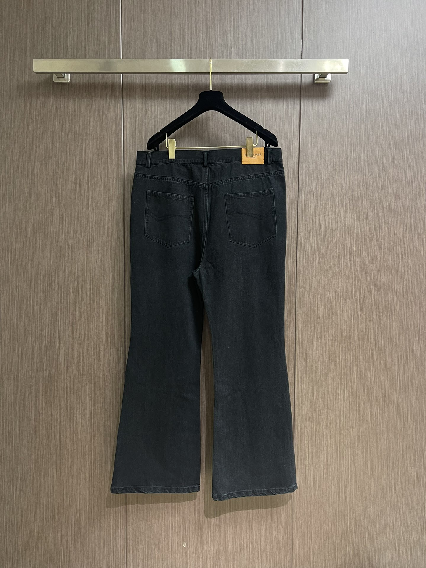 Balenciaga 新款微喇牛仔裤，2025fw秋季系列。采用客供水洗高筋弹力牛仔面料，柔软上身修身显