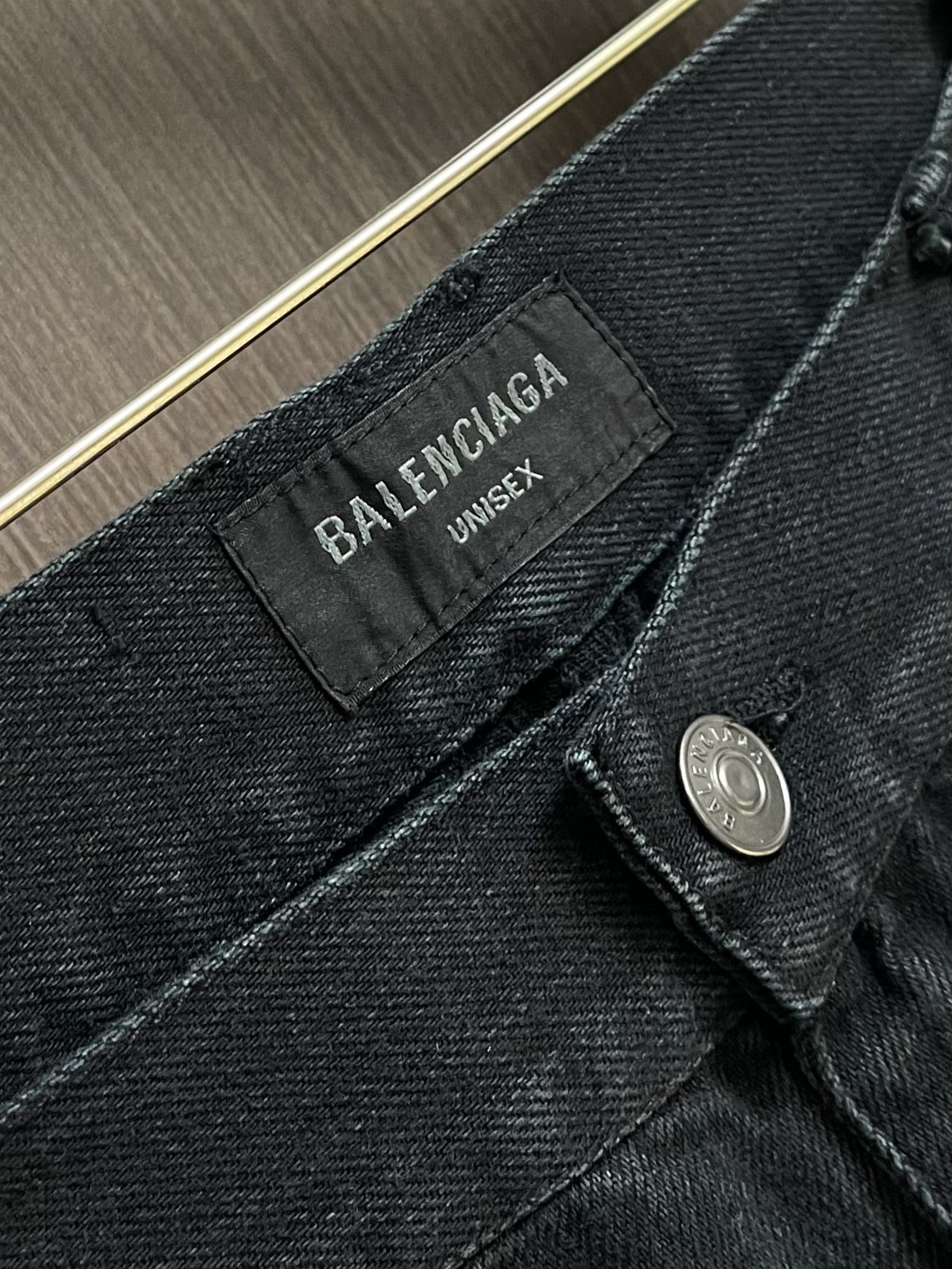 Balenciaga 新款微喇牛仔裤，2025fw秋季系列。采用客供水洗高筋弹力牛仔面料，柔软上身修身显