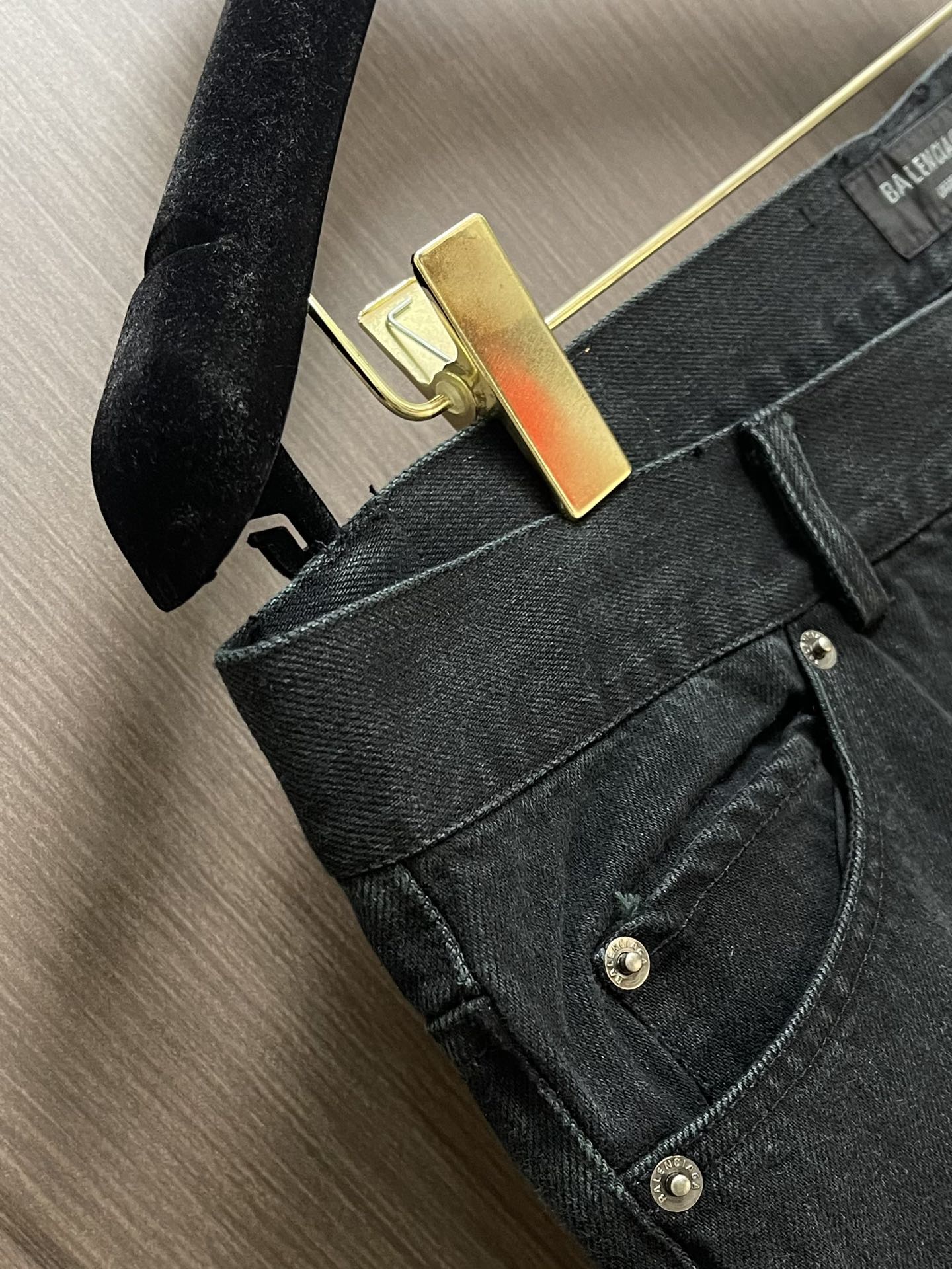 Balenciaga 新款微喇牛仔裤，2025fw秋季系列。采用客供水洗高筋弹力牛仔面料，柔软上身修身显