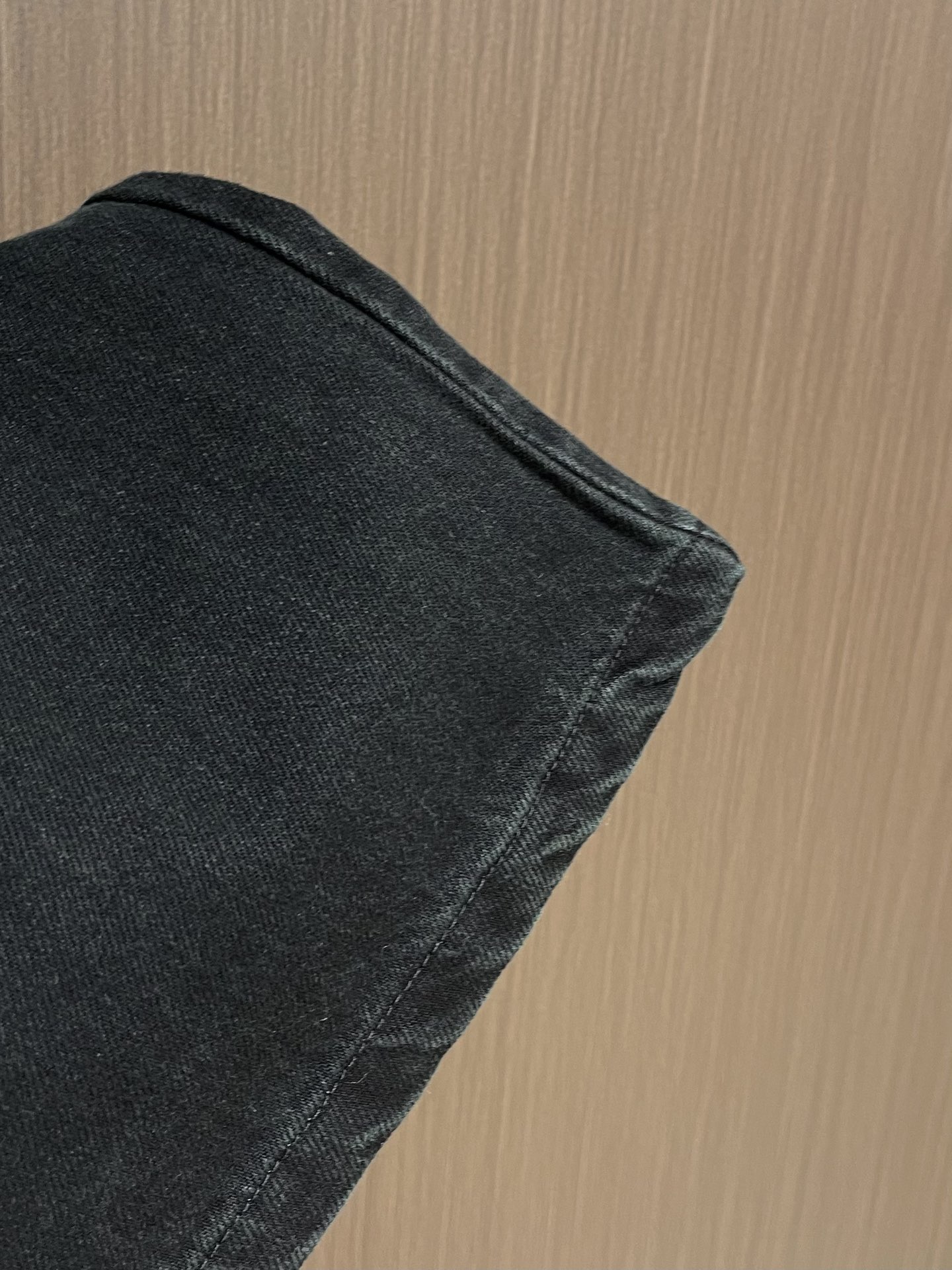 Balenciaga 新款微喇牛仔裤，2025fw秋季系列。采用客供水洗高筋弹力牛仔面料，柔软上身修身显