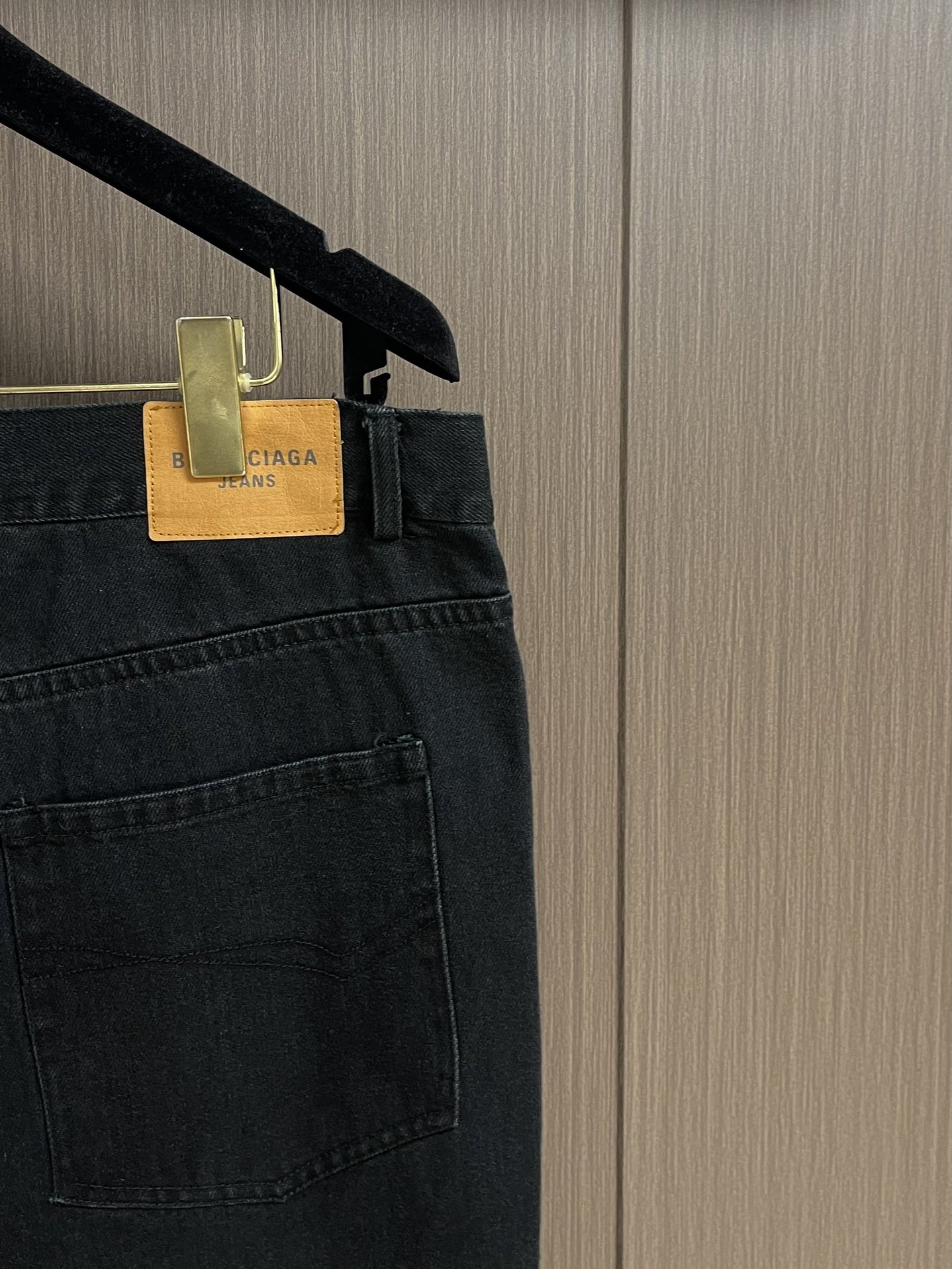 Balenciaga 新款微喇牛仔裤，2025fw秋季系列。采用客供水洗高筋弹力牛仔面料，柔软上身修身显