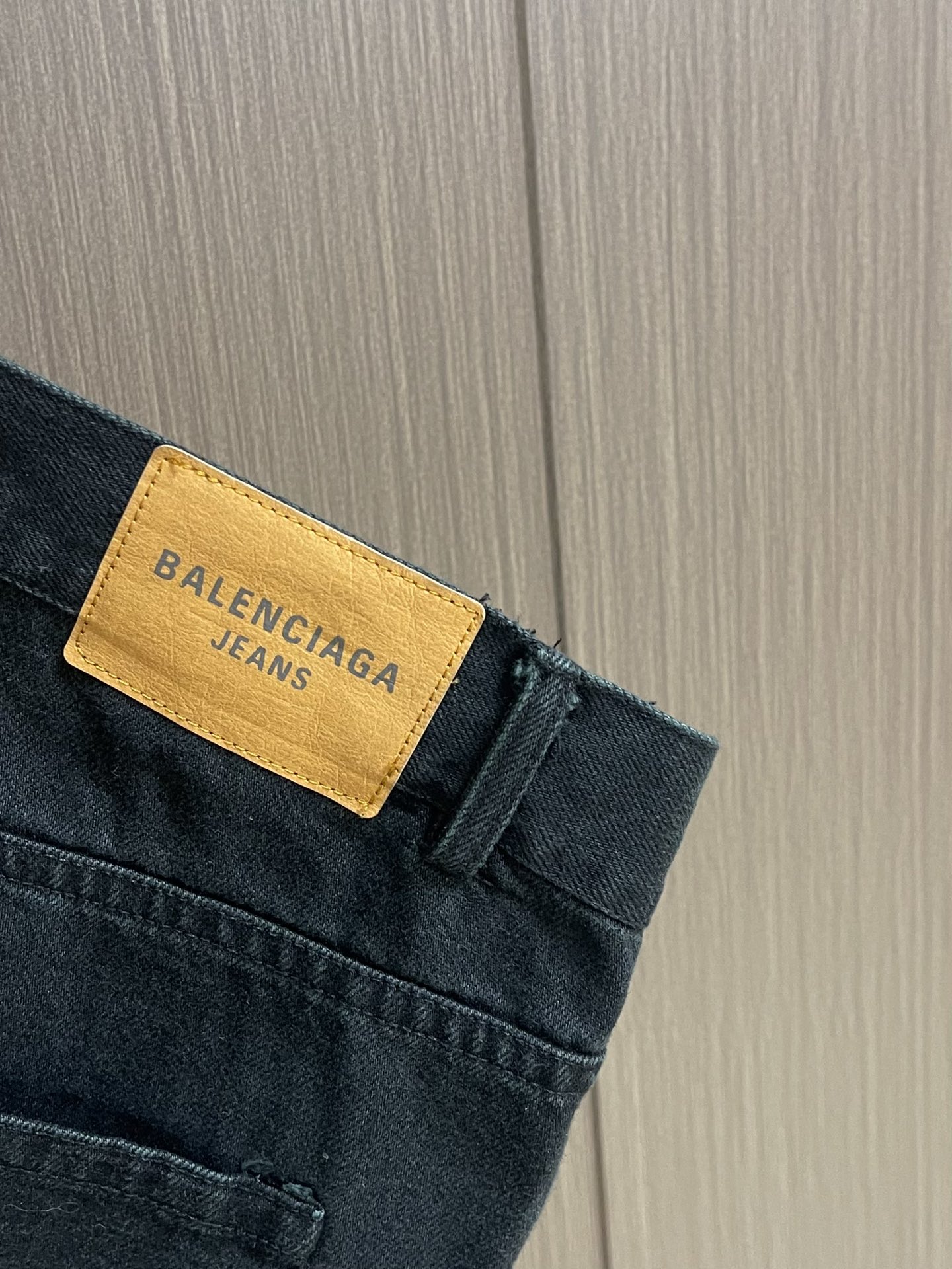 Balenciaga 新款微喇牛仔裤，2025fw秋季系列。采用客供水洗高筋弹力牛仔面料，柔软上身修身显