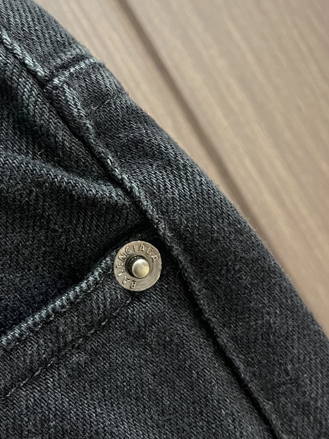 Balenciaga 新款微喇牛仔裤，2025fw秋季系列。采用客供水洗高筋弹力牛仔面料，柔软上身修身显