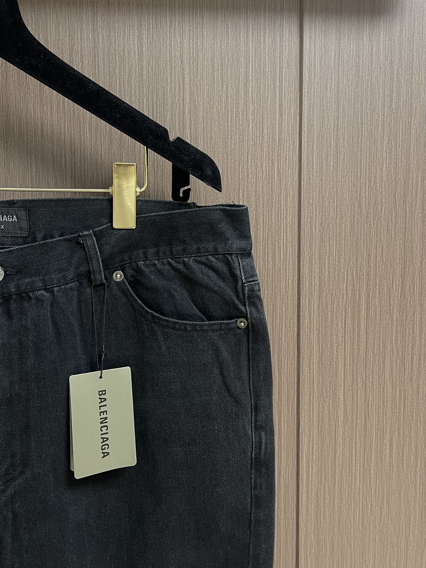 Balenciaga 新款微喇牛仔裤，2025fw秋季系列。采用客供水洗高筋弹力牛仔面料，柔软上身修身显