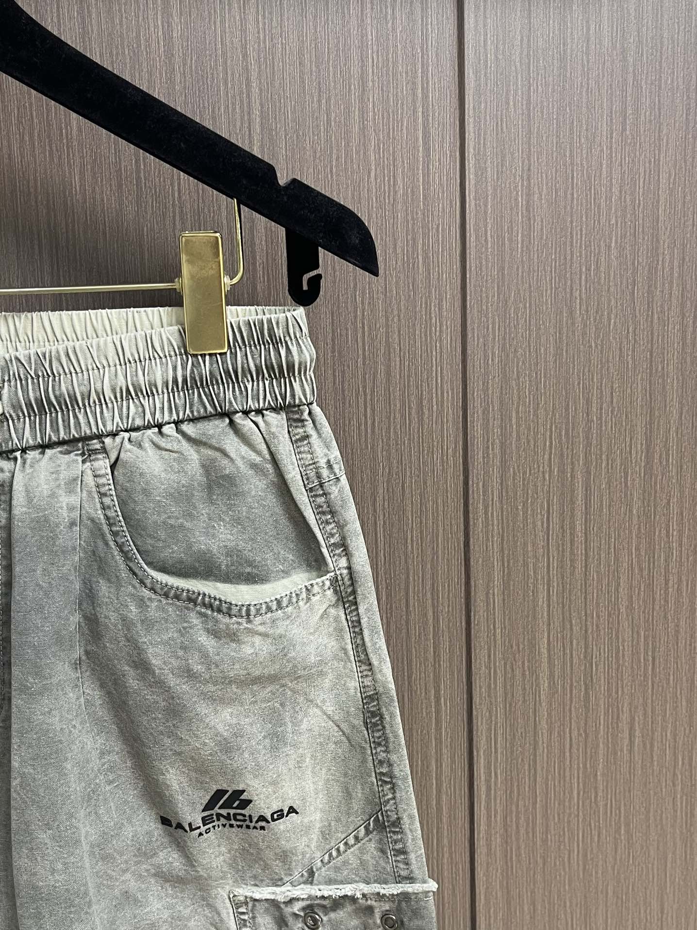 Balenciaga 2025SS早秋新品多袋牛仔裤，进口原版面料，上身舒适，字母图案装饰logo，原版