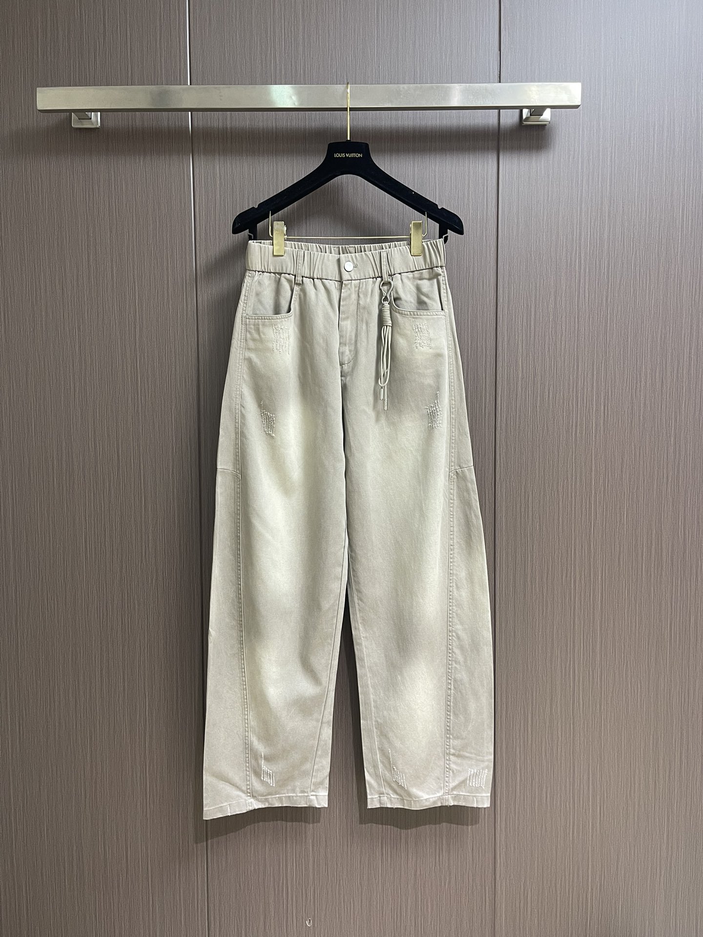 NO:539651,LV 2025ss autumn new curved legs elastic casual pants are very high-end, with extremely exquisite fabrics and styles. It is really classy to wear this high-end trouser outfit. The loose OV curved legs style is absolutely diverse. Classic waist drawstring embellishment, plus the back logo embellishment of the trouser back, and the design is regardless of age span. Wear free and elegant, and the upper body can withstand the test of various matching. Any casual style in daily life can be easily controlled freely, without snarling the theme, and will not be ignored. It is very natural and beautiful!  !Size M-3XL, louis vuitton,alexander wang19860909LV 2025ss秋季新款弯腿弹力休闲裤,非常高档,面料与版型都是极其精良的,着穿这种高档的裤装真的是很有档次.宽松OV的弯腿版型,这款风格是绝对多元化的.经典裤腰抽绳点缀,加上裤后logo点缀,不分年龄跨度的设计.着穿自由大气,上身更加经得起各种搭配的考验,日常任何休闲风格都能轻松自由的驾驭,不会喧夺主题,也不会让人忽视,很自然很美好！!尺码M-3XL,,louis vuitton,alexander wang,Men's clothing