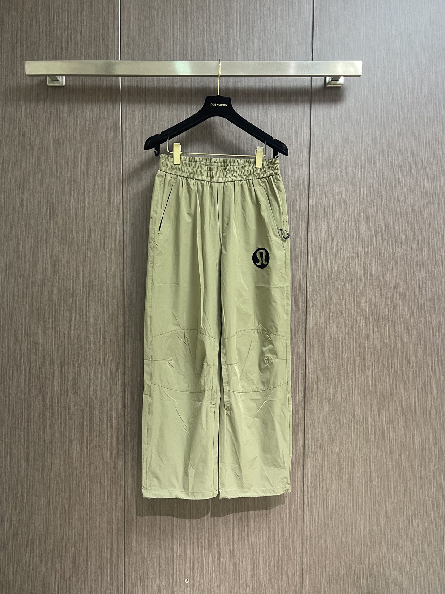 NO:538661,Lululemon thin straight-leg pants, incorporate excellent outdoor performance into the popular styles today!  Straight-leg trousers are cut, very stylish, simple and technologically crafted design style. The light fabric has a good touch, thin and tough, soft and smooth touch, and has excellent elasticity, good fit comfort and moisture-wicking properties. It is very breathable, moisture-wicking, and can dry quickly. It is very versatile and can be easily changed to daily wear. Size S-XL, alexander wang19860909lululemon 薄款直筒裤,将出色的户外性能融入到当下热门的款式中！直筒裤脚剪裁,非常有型,简约并充满科技感的设计风格,轻薄的面料触感很好,薄而坚韧,触感柔软顺滑,而且具有出色的弹性、良好的贴身舒适性和吸湿排汗性,十分透气吸湿排汗,且能快速干燥.非常通用,可轻松换装到日常穿着.尺码S-XL,,alexander wang,Men's clothing