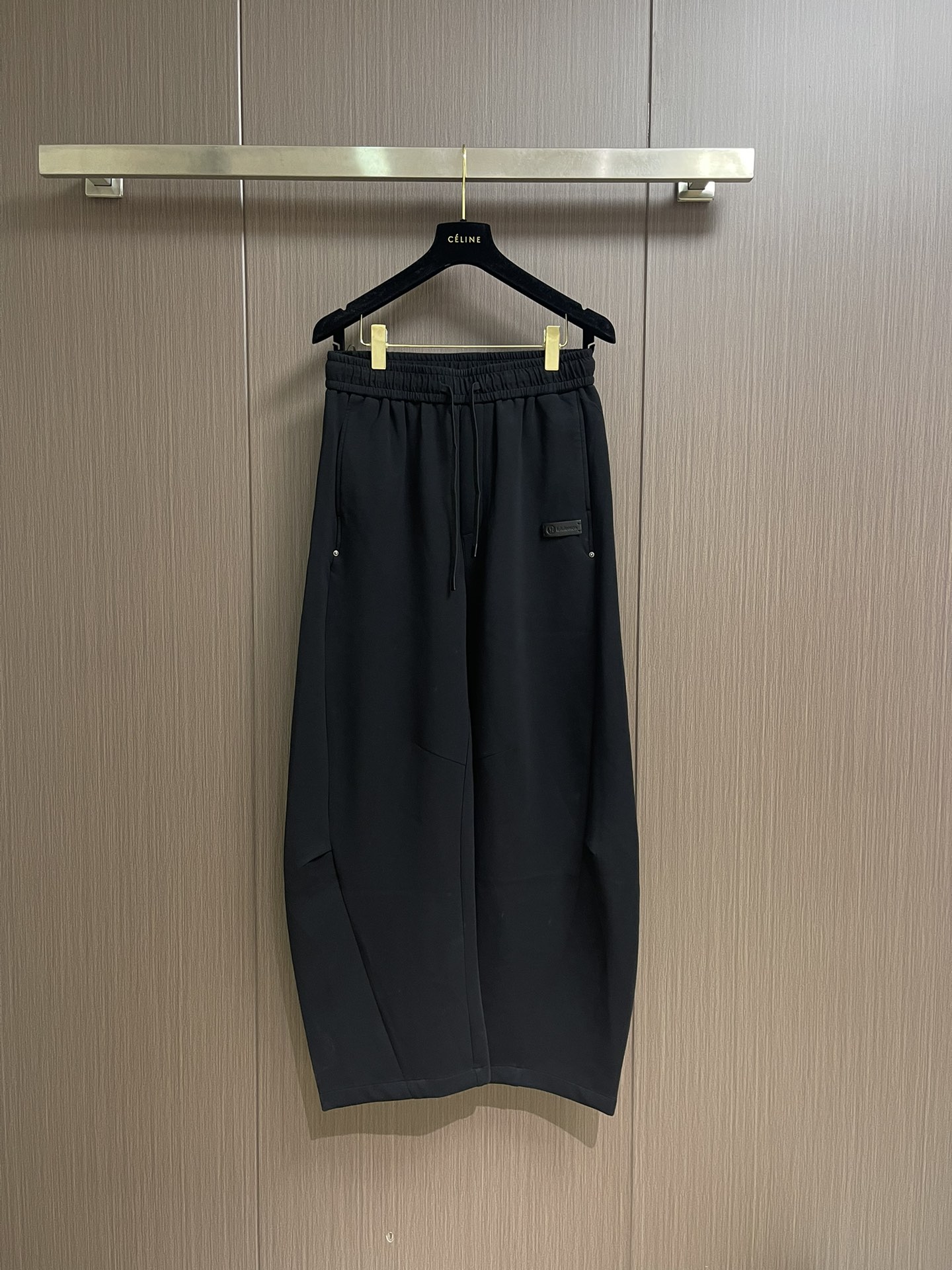 NO:537659,lululemon 2025SS early autumn new trousers, catwalk style, the latest customized fabric this year, straight trousers style and washing line design, very fashionable, the drape feel is super good and not easy to wrinkle, no pilling, the details are perfect and flawless, the upper body effect is versatile and fashionable, Size M-3XL,,alexander wang19860909lululemon 2025SS早秋新款长裤 走秀款 今年最新定制面料 直筒裤版型搭配洗水线条设计 非常洋气 垂感超好不易褶皱 不起球 细节走线完美无瑕疵 上身效果 百搭又不失时尚感 尺码M-3XL,,alexander wang,Men's clothing