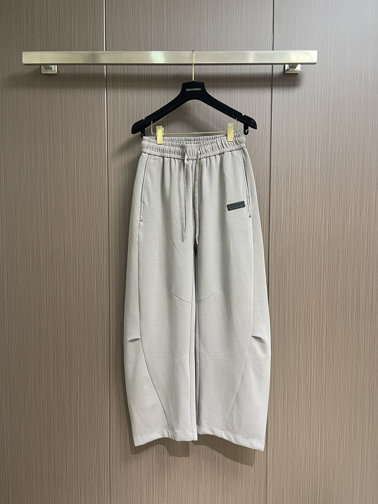 NO:537642,lululemon 2025SS early autumn new trousers, catwalk style, the latest customized fabric this year, straight-leg pants style and washing line design, very fashionable, the drape feel is super good and not easy to wrinkle, no pilling, the details are perfect and flawless, the upper body effect is versatile and fashionable. Size M-3XL,,alexander wang19860909lululemon 2025SS早秋新款长裤 走秀款 今年最新定制面料 直筒裤版型搭配洗水线条设计 非常洋气 垂感超好不易褶皱 不起球 细节走线完美无瑕疵 上身效果 百搭又不失时尚感.尺码M-3XL,,alexander wang,Men's clothing