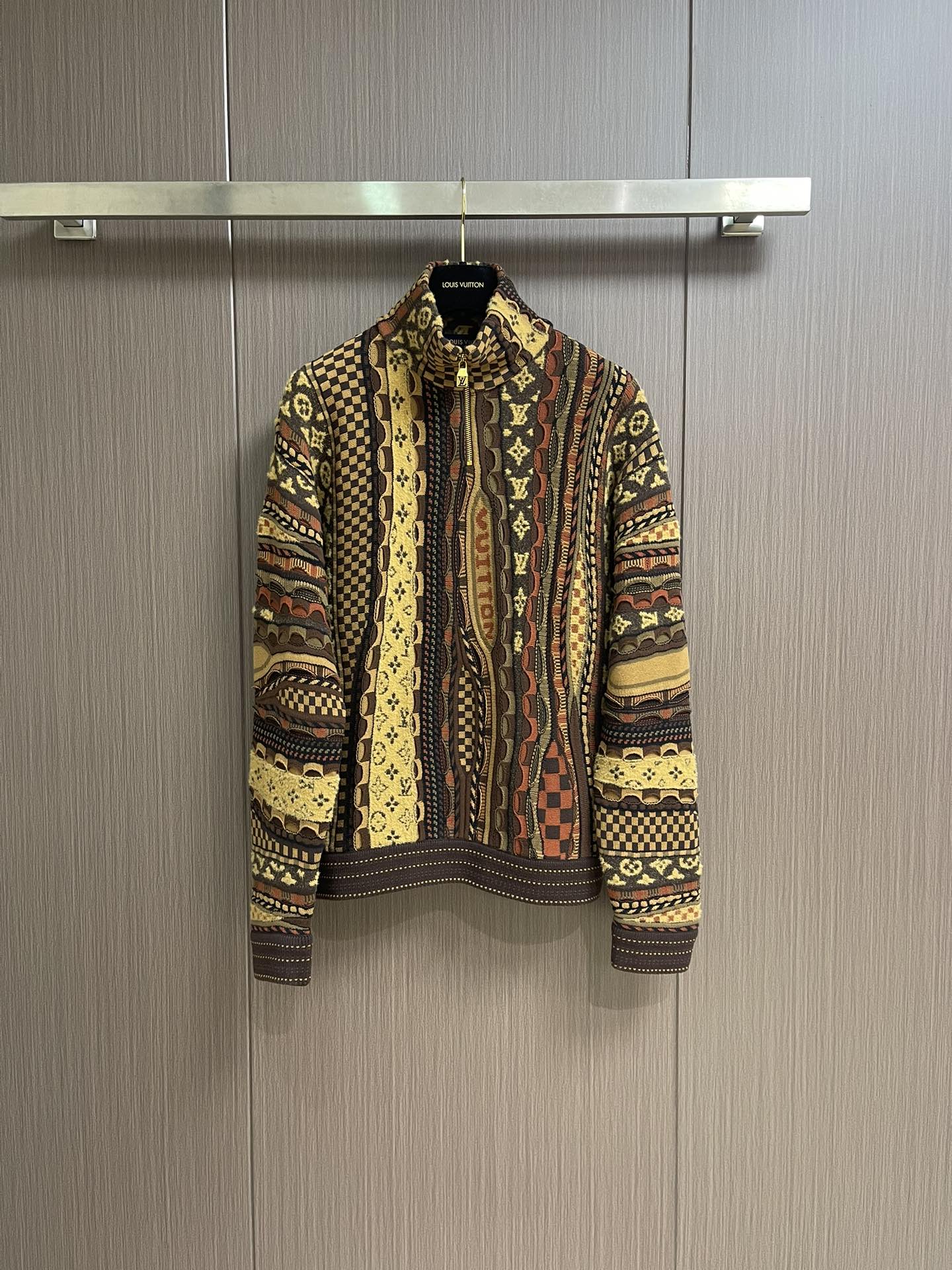 NO:524779,LV X Nigo flower-ben jacquard stand collar half zipper sweater, heavy industry positioning three-dimensional contrasting color inlay craftsmanship runs through the fashionable and high-end feeling!  Swiss woven positioning inlay craftsmanship, high-end pink color matching, sporty style for men and women!  The classic wide version is fashionable and high-end!  The overall wiring is straight and delicate, the fabric is comfortable and soft, the color is consistent and there is no color difference. It can be matched with the same style to create a fashionable look, control various occasions, customize auxiliary materials, complete three standards, the same style for men and women!  Size S-XL, louis vuitton,sweaters,alexander wang19860909LV X Nigo花奔提花立领半拉链毛衣,重工定位立体撞色嵌花工艺贯穿时髦高级感！瑞士机织定位嵌花工艺,高级粉嫩配色 运动气息男女同款！经典宽版版型时髦又高级！整体走线平直细腻,面料舒适柔软,颜色一致无色差 能与同款搭配营造时尚造型,驾驭各种场合,定制辅料,三标齐全,男女同款！尺码S-XL,,louis vuitton,sweaters,alexander wang,Men's clothing