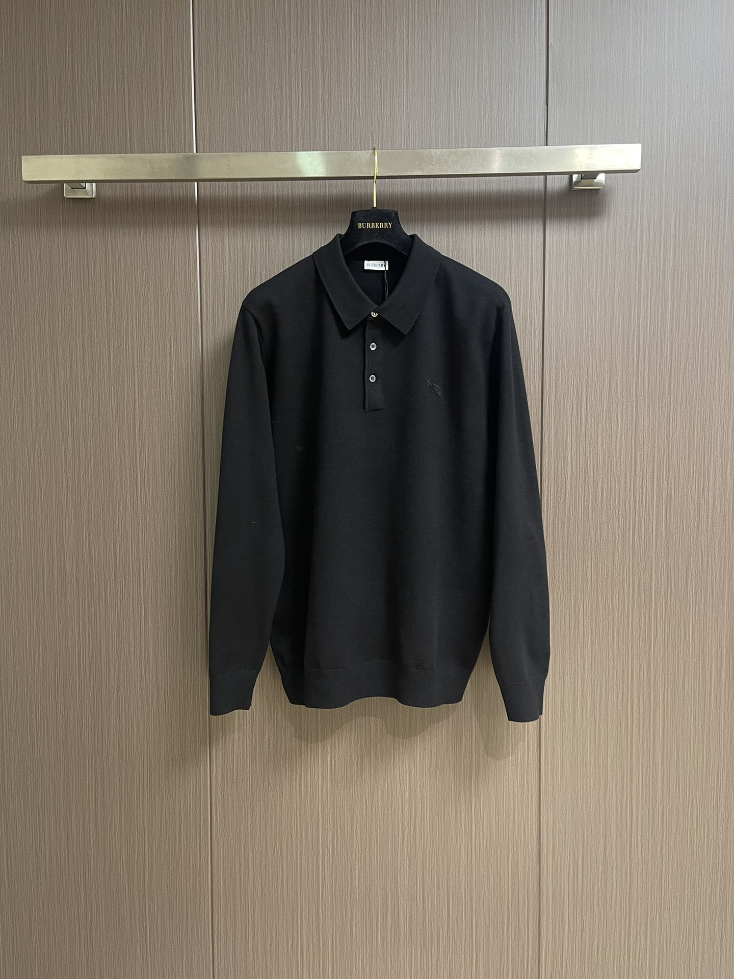 NO:571309,Burberry War Horse Small Label Embroidered POLO Neck Knitted Sweater. This POLO collar sweater is made of lightweight pure wool plain fabric. The knitted style has a slim fit and is embellished with the same color equestrian knight logo embroidery. Size 48-56 M-3XL M/48 Bust 106 Shoulder Width 44 Length 70 Sleeve Length 62 L/50 Bust 110 Shoulder Width 46 Length 72 Sleeve Length 63  XL/52 bust 114 shoulder width 48 length 74 sleeve length 64 2XL/54 bust 118 shoulder width 50 length 76 sleeve length 65 3XL/56 bust 122 shoulder width 52 length 77 sleeve length 66,,burberry,sweaters,alexander wang19860909Burberry 战马小标刺绣POLO领针织毛衣,此款POLO领针织衫,选用轻盈纯羊毛平织面料打造.针织款式,呈现修身版型,点缀同色系马术骑士徽标刺绣.尺码48-56 M-3XL M/48胸围106 肩宽44 衣长70 袖长62 L/50 胸围110 肩宽46 衣长72 袖长63 XL/52胸围114 肩宽48 衣长74 袖长64 2XL/54 胸围118 肩宽50 衣长76 袖长65 3XL/56 胸围122 肩宽52 衣长77 袖长66,,burberry,sweaters,alexander wang,Men's clothing