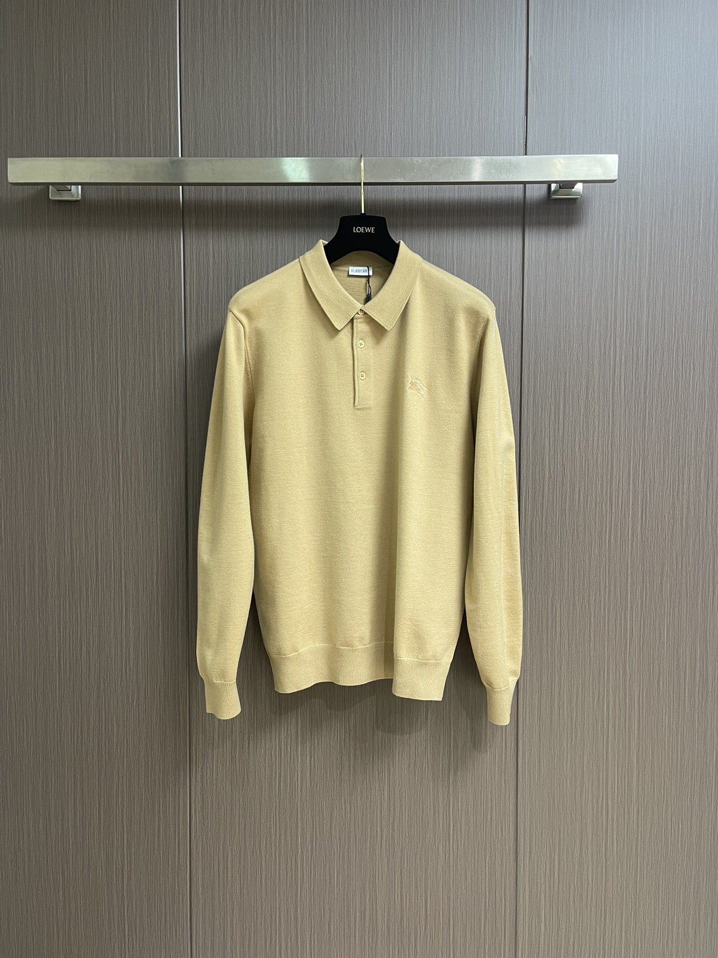 NO:526984,Burberry War Horse Small Mark Embroidery POLO Collar Knit Sweater, this POLO Collar Knit Sweater is made of light pure wool flat fabric. The knitted style presents a slim fit and embroidered with the same color Equestrian Knight logo embroidery. Size 48-56 M-3XL M/48 Bust 106 Shoulder width 44 Clothes 70 Sleeve length 62 L/50 Bust 110 Shoulder width 46 Clothes 72 Sleeve length 63 XL/52 Bust 114 Shoulder width 48 Clothes 74 Sleeve length 64 2XL/54 Bust 118 Shoulder width 50 Clothes 76 Sleeve length 65 3XL/56 Bust 122 Shoulder width 52 Clothes 77 Sleeve length 66,,burberry,sweaters,alexander wang19860909Burberry 战马小标刺绣POLO领针织毛衣,此款POLO领针织衫,选用轻盈纯羊毛平织面料打造.针织款式,呈现修身版型,点缀同色系马术骑士徽标刺绣.尺码48-56 M-3XL M/48胸围106 肩宽44 衣长70 袖长62 L/50 胸围110 肩宽46 衣长72 袖长63 XL/52胸围114 肩宽48 衣长74 袖长64 2XL/54 胸围118 肩宽50 衣长76 袖长65 3XL/56 胸围122 肩宽52 衣长77 袖长66,,burberry,sweaters,alexander wang,Men's clothing