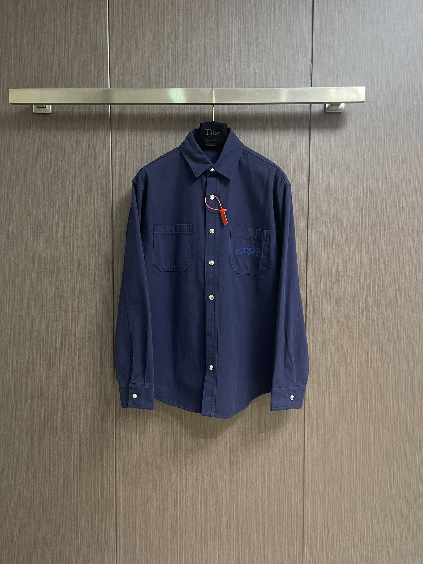 NO:526979,Dior LEWISHLTON joint embroidered long-sleeved shirt, customized with gray-blue ancient cotton material, excellent texture, comfortable skin, gray-blue realm, reconstructing speed aesthetics with color temperature, from AND LEWISHLTON joint series chest patch pockets are embroidered in the same color, hidden joint password, forming a micro-echo with the background color of the shirt, visual tension, making text a flowing brand badge, noble co-branding, showing luxury, using imported machine embroidery technology, using advanced computer control systems and precision mechanical components to realize joint embroidery operation, high precision, smooth and delicate lines, ergonomic three-dimensional cutting, return to traditional craftsmanship techniques, through segmentation, folding, shrinking, and stretching technology, the so-called slow work produces fine work, is respect for the material, the pursuit of hand feeling, complex work, cumbersome work, slow time, high loss  The fabric has been washed with sand, and the texture is better. It is not easy to deform, it is not easy to shrink, it is not easy to fade. It maintains long-term beauty and loose style. Size 38-39-40-41 S-XL,,dior,shirts,alexander wang19860909Dior LEWISHLTON联名刺绣长袖衬衫,定制定染灰蓝古法纯棉料 质感卓越 舒适贴肤 灰蓝之境 以色温重构速度美学 来自AND LEWISHLTON 联名系列胸前贴袋以同色调刺绣暗藏联名密码 与衬衫底色形成微观呼应 视觉张力 让文字成为流动的品牌徽章 尊贵联名 尽显奢华 采用进口机刺绣工艺 使用先进的计算机控制系统和精密的机械部件 实现联名刺绣作业 精度高 线条流畅而细腻 人体学立体裁剪 回归传统工艺手法 通过分割 折叠 抽缩 拉展技术手法 所谓慢工出细活 是对材料的尊重 对手感的追求 做工复杂 繁琐 时效慢 损耗高 面料都经过砂洗 手感质感更佳 不易变形 不易缩水 不易褪色 保持长久的美观,宽松版型.尺码38-39-40-41 S-XL,,dior,shirts,alexander wang,Men's clothing