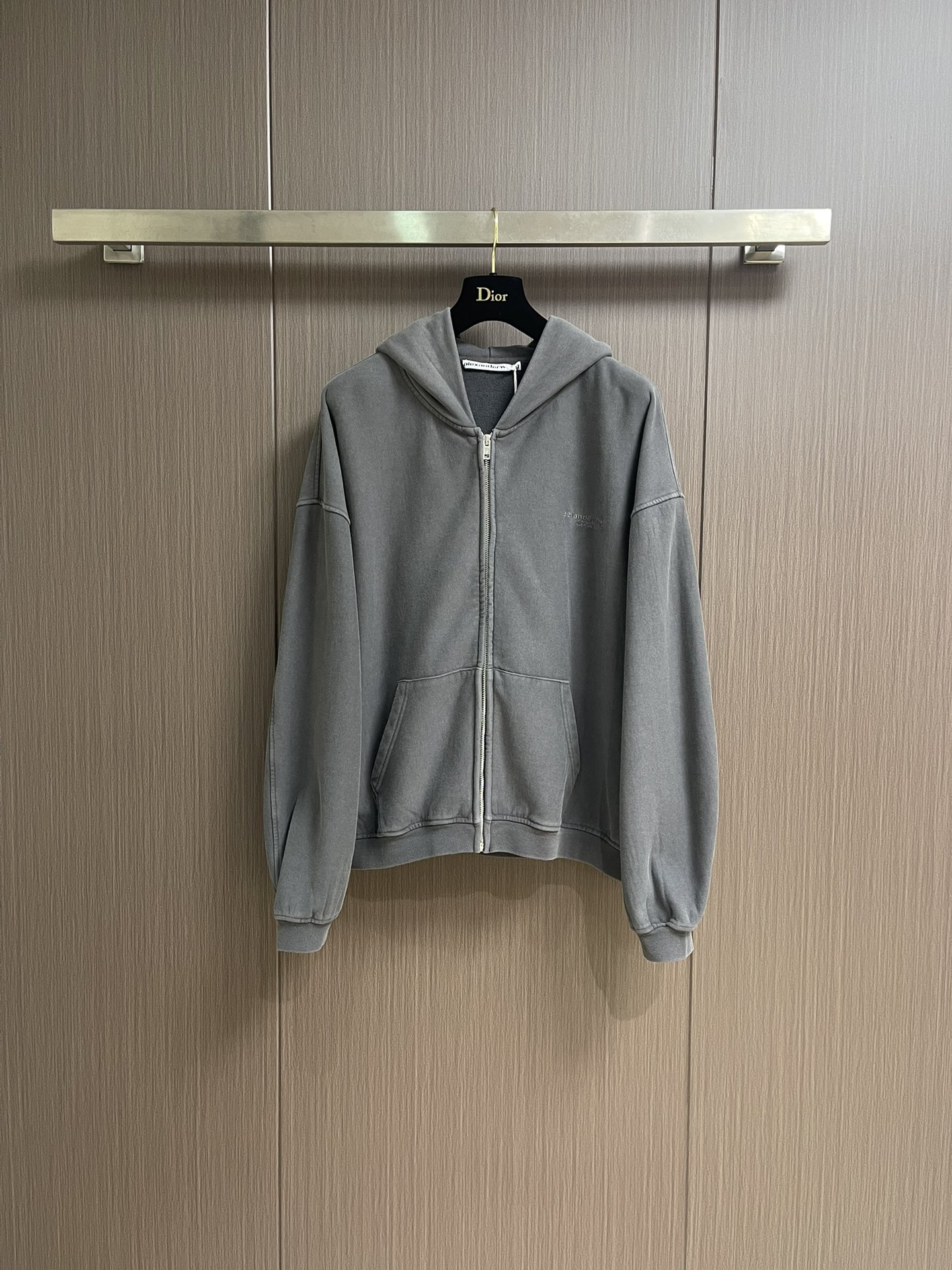 NO:527003,Alexanderwang Alexanderwang neutral old hooded jacket, custom 520g cotton terry, men and women same hooded jacket. Washed old graphite fried white, long sleeves, two-way zipper closure, kangaroo pocket design, this washing black zipper cotton terry hoodie has repeated logo patterns on the back, and is matched with chest embroidery, showing personal taste in details. Size S-XL,,alexander wang,jackets & coats,hats,alexander wang19860909Alexanderwang亚历山大王 中性做旧连帽外套,定制520克全棉毛圈,男女同款连帽外套.成衣水洗做旧石墨炒白,长袖,双向拉链封口,袋鼠口袋设计,这款水洗黑色拉链棉质毛圈布连帽衫背面饰有重复徽标图案,搭配胸部刺绣,细节之处尽显个性品味.尺码S-XL,,alexander wang,jackets & coats,hats,alexander wang,Men's clothing