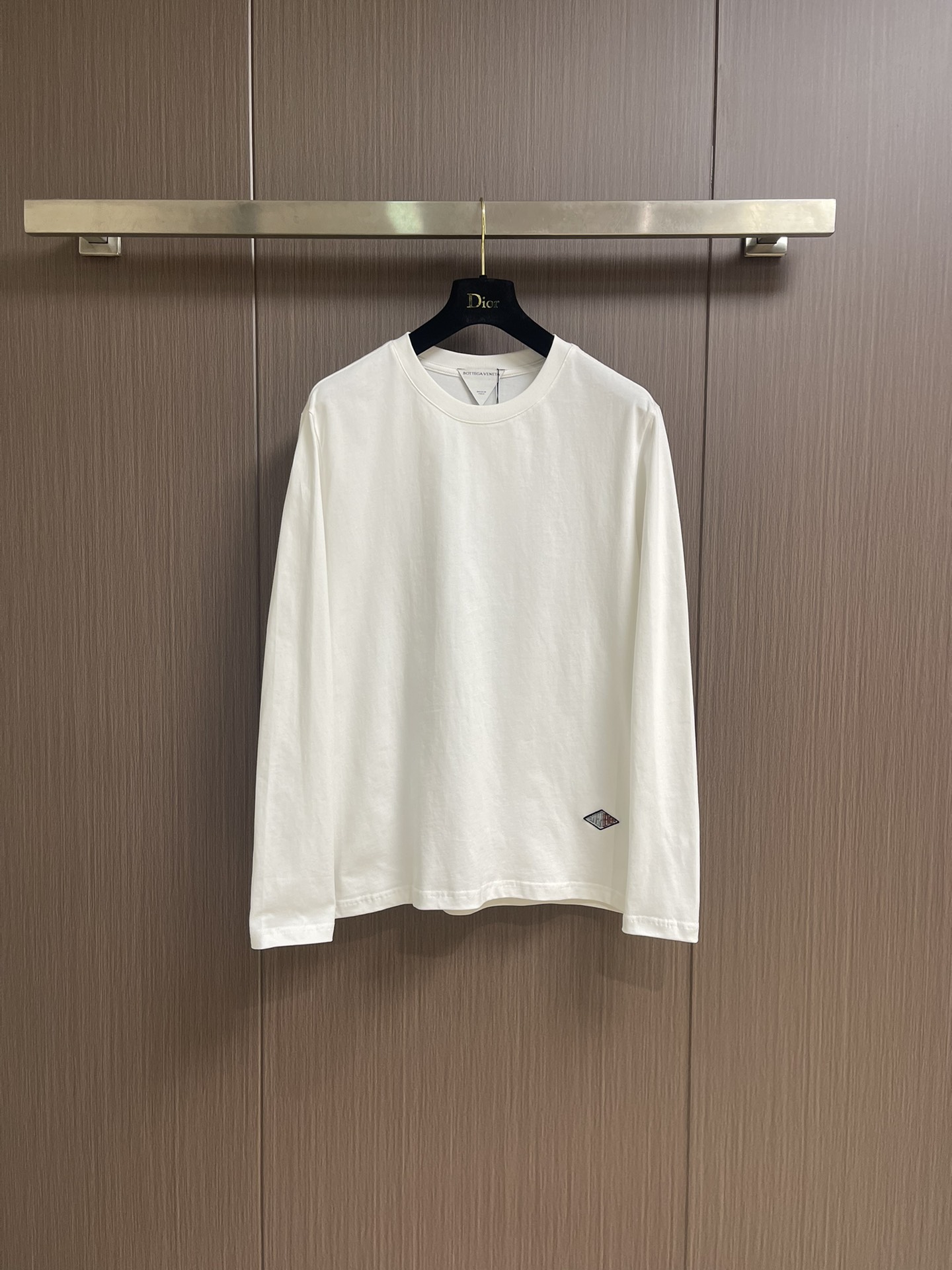 NO:528034,BV 2025SS autumn and winter new style zip embroidery long-sleeved T-shirt, three-dimensional logo zip embroidery technology, fabric fixed weaving and dyeing, using double-strand double-yarn cotton fabric, washed and treated, feel more comfortable. Size S-3XL Size bust 100 Shoulder width 44 Clothes 68 Sleeves 62 M Size bust 104 Shoulder width 45.5 Clothes 70 Sleeves 63 L Size bust 108 Shoulder width 47 Clothes 72 Sleeves 64 XL Size bust 112 Shoulder width 48.5 Clothes 74 Sleeves 65 2XL Size bust 116 Shoulder width 50 Clothes 76 Sleeves 66 3XL Size bust 120 Shoulder width 51.5 Clothes 78 Sleeves 67,,bottega Veneta,tees,t-shirt,alexander wang19860909BV 2025SS秋冬新款仔章刺绣长袖T恤,立体logo仔章刺绣工艺,面料定织定染,采用双股双纱全棉面料,经过洗水处理,手感更加舒适.尺码S-3XL S码胸围100 肩宽44 衣长68袖长62 M码胸围104 肩宽45.5 衣长70袖长63 L码 胸围108 肩宽47 衣长72 袖长64 XL码 胸围112 肩宽48.5衣长74袖长65 2XL码 胸围116 肩宽50 衣长76袖长66 3XL码 胸围120 肩宽51.5衣长78袖长67,,bottega veneta,tees，t-shirt,alexander wang,Men's clothing