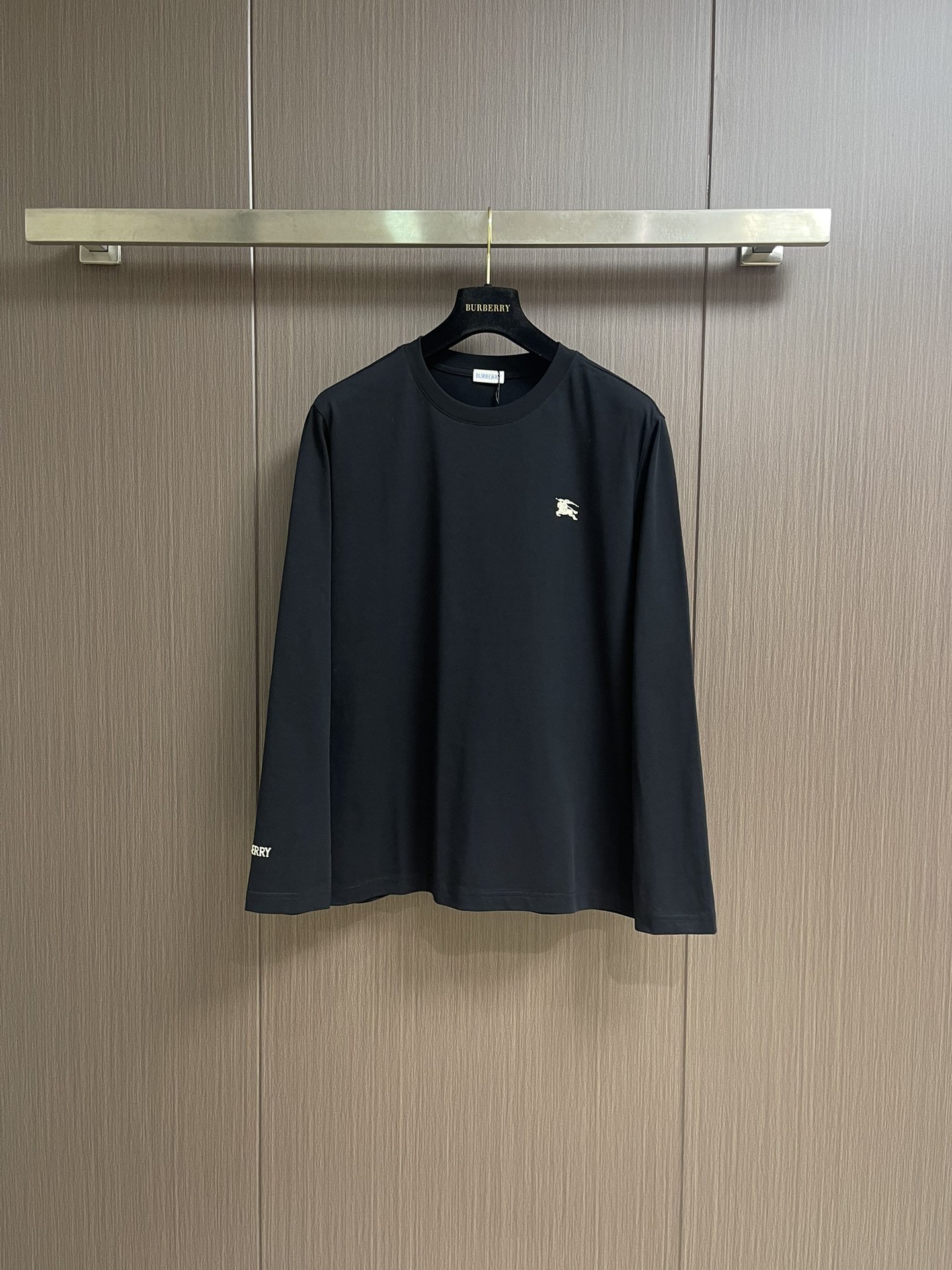 NO:528037,Burberry 2025s early autumn new long-sleeved T-shirt, basic style recommended!  A versatile God of War!  Classic war horse graphic three-dimensional offset printing design on the chest.  Three-dimensional matching of letter logo.  Excellent texture and breathable.  It's unforgettable!  Customized high-quality 40 300g pure cotton fabric.  Comfortable and soft ~ a must-have item for single outfits!  Size S-3XL S size bust 100 Shoulder width 44 Clothes length 68 sleeves 62 M size bust 104 Shoulder width 45.5 Clothes length 70 sleeves 63 L size bust 108 Shoulder width 47 Clothes length 72 Sleeve length 64 XL size bust 112 Shoulder width 48.5 Clothes length 74 sleeves 65 2XL size bust 116 Shoulder width 50 Clothes length 76 sleeves 66 3XL size bust 120 Shoulder width 51.5 Clothes length 78 sleeves 67,,burberry,tees,t-shirt,alexander wang19860909Burberry 2025s早秋新款长袖T恤,基础款推荐！百搭战神！胸前B家经典战马图形立体胶印设计．字母logo立体搭配．质感极好舒适又透气．让人过目难忘！订制优质40支300g纯棉面料．舒适柔软～单穿搭配必备单品！尺码S-3XL S码胸围100 肩宽44 衣长68袖长62 M码胸围104 肩宽45.5 衣长70袖长63 L码 胸围108 肩宽47 衣长72 袖长64 XL码 胸围112 肩宽48.5衣长74袖长65 2XL码 胸围116 肩宽50 衣长76袖长66 3XL码 胸围120 肩宽51.5衣长78袖长67,,burberry,tees，t-shirt,alexander wang,Men's clothing