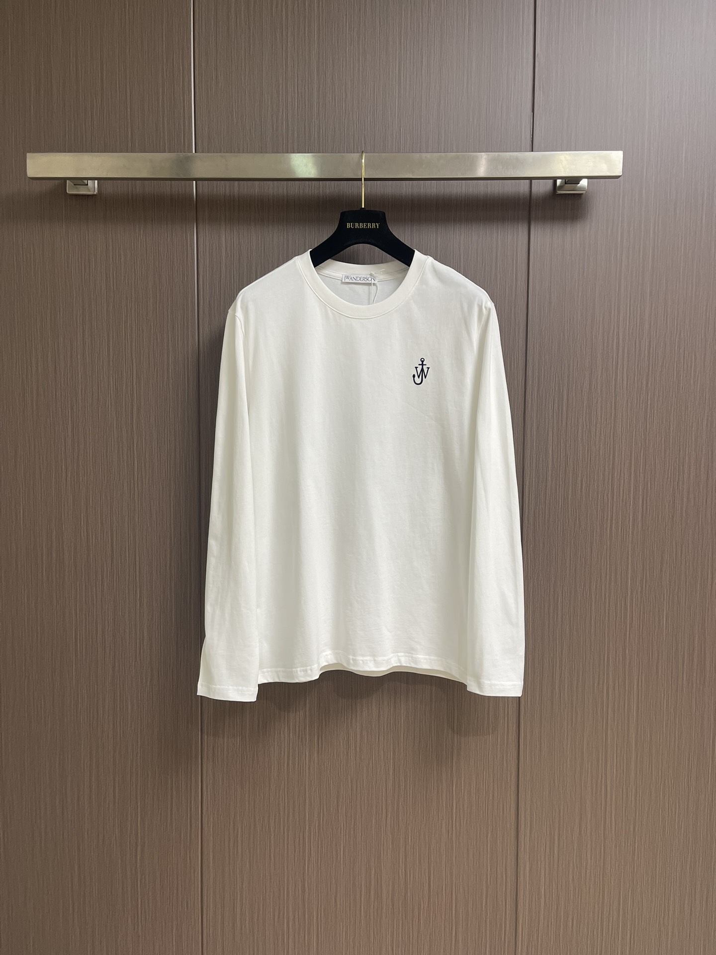 NO:526970,jwanderson round neck base T-shirt!  Natural and stylish, it can make the neck and face look visually slimming. The chest logo embellishes very delicately, reflecting the highlights of details. The combination is tailored to fit just the right looseness, and the upper body forms a smooth three-dimensional line. As a must-have for inner wear in autumn and winter, focus on the fabric. This model uses a double-sided furry cashmere protein-blend material, which is soft to wear. It has a baby skin-like touch. Size S-3XL S size bust 100 Shoulder width 44 Sleeve length 68 Sleeve length 62 Size M bust 104 Shoulder width 45.5 Sleeve length 70 Sleeve length 63 Size L size bust 108 Shoulder width 47 Sleeve length 72 Sleeve length 64 XL size bust 112 Shoulder width 48.5 Sleeve length 74 Sleeve length 65 2XL size bust 116 Shoulder width 50 Sleeve length 76 Sleeve length 66  3XL size bust 120 shoulder width 51.5 clothes length 78 sleeve length 67, tees, t-shirt, alexander wang19860909jwanderson 圆领打底T恤！层次自然有型 能很好修饰脖子与脸型视觉上显瘦 胸口标志印花点缀 很精致 体现细节亮点 合体的剪裁恰到好处宽松度 上身形成流畅立体线条感 作为经典秋冬季内搭必备款 重点看面料这款采用客供订织双面磨毛的羊绒蛋白混纺材质,手感柔软 穿着有着婴儿肌肤般的触感.尺码S-3XL S码胸围100 肩宽44 衣长68袖长62 M码胸围104 肩宽45.5 衣长70袖长63 L码 胸围108 肩宽47 衣长72 袖长64 XL码 胸围112 肩宽48.5衣长74袖长65 2XL码 胸围116 肩宽50 衣长76袖长66 3XL码 胸围120 肩宽51.5衣长78袖长67,,tees，t-shirt,alexander wang,Men's clothing