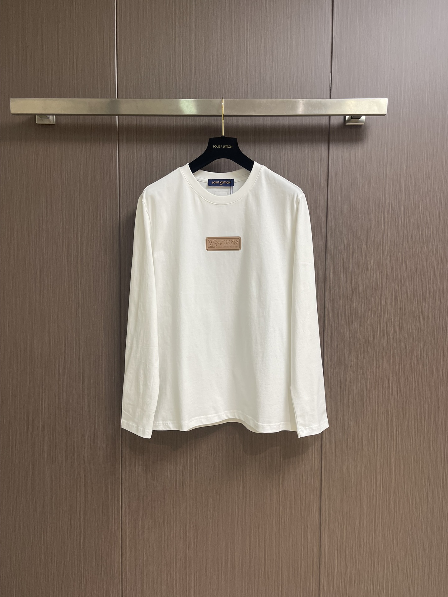 NO:526972,LV 2025SS early autumn new leather logo long-sleeved T-shirt, the fabric is made of 26s double yarn surface and 10s fish scale bottom fabric, paired with 380g ribs and 21s double yarn pull-up frame, not only ensures the texture and warmth of the clothes, but also demonstrates the quality in the details. The front vuitton leather embossing process is exquisite, adding a bright color to the simple design. Size S-3XL S size bust 100 Shoulder width 44 Sleeve length 68 Sleeve length 62 M Size bust 104 Shoulder width 45.5 Sleeve length 70 Sleeve length 63 L Size bust 108 Shoulder width 47 Sleeve length 72 Sleeve length 64 XL Size bust 112 Shoulder width 48.5 Sleeve length 74 Sleeve length 65 2XL Size bust 116 Shoulder width 50 Sleeve length 76 Sleeve length 66 3XL Size bust 120  Shoulder width 51.5 clothes 78 sleeves 67, louis vuitton,tees, t-shirt,alexander wang19860909LV 2025SS早秋新款皮质logo长袖T恤,面料采用26s双纱面和10s鱼鳞底面料,搭配380g罗纹与21s双纱拉架,不仅确保了衣物的质感与保暖性,更在细节处彰显品质,正面的vuitton皮质压花工艺精细,为简约设计增添了一抹亮色,尺码S-3XL S码胸围100 肩宽44 衣长68袖长62 M码胸围104 肩宽45.5 衣长70袖长63 L码 胸围108 肩宽47 衣长72 袖长64 XL码 胸围112 肩宽48.5衣长74袖长65 2XL码 胸围116 肩宽50 衣长76袖长66 3XL码 胸围120 肩宽51.5衣长78袖长67,,louis vuitton,tees，t-shirt,alexander wang,Men's clothing