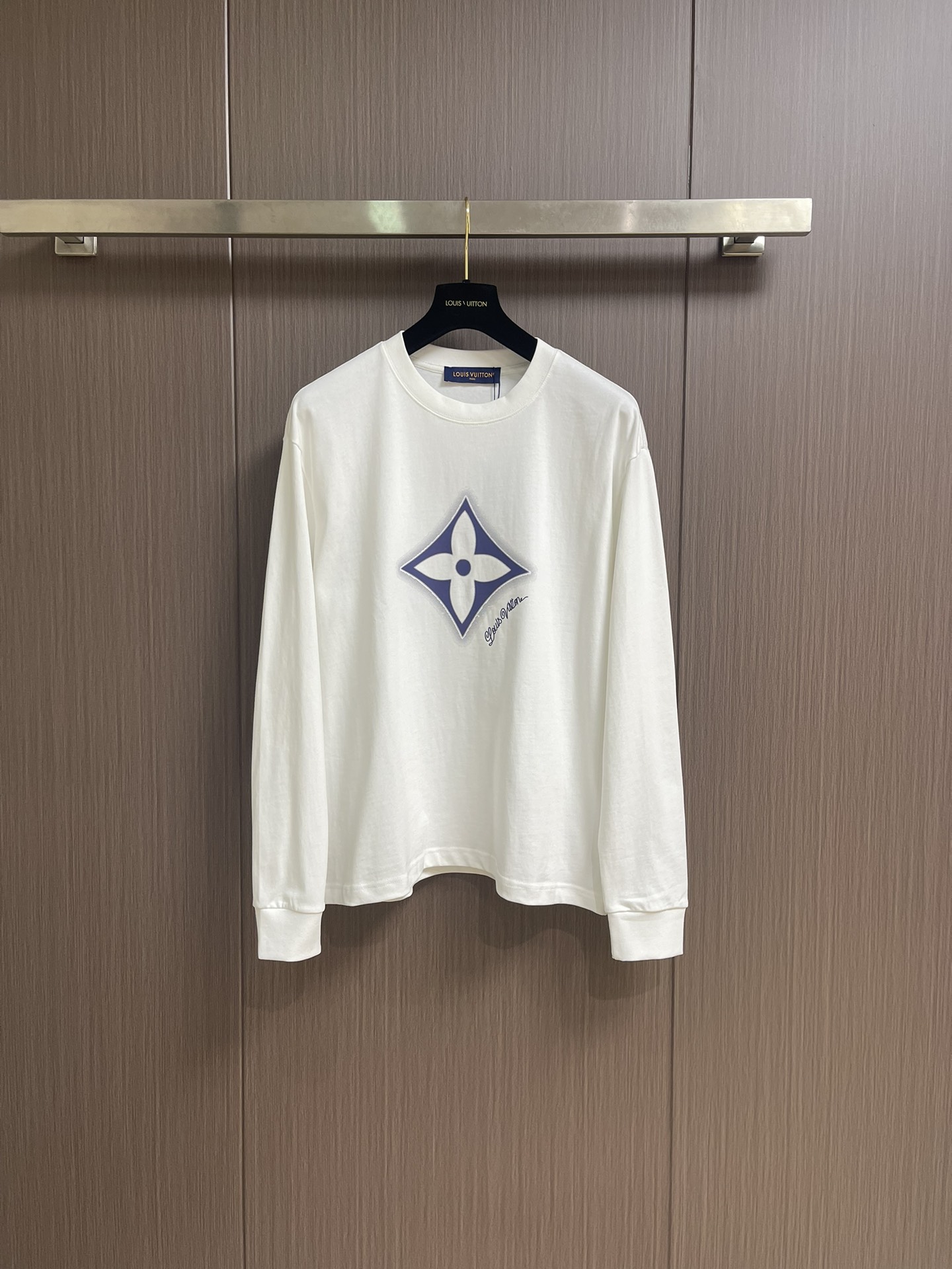 NO:526957,LV 2025fw printed logo long-sleeved T-shirt, customized 260g cotton double yarn tight and smooth fabric, clean cloth surface, clear cloth pattern, very delicate and solid feel, more firm and tight and wear-resistant, the dress has three-dimensional positioning and tailoring. Size S-3XL Size bust 53 Shoulder width 49.5 Sleeve length 67 Sleeve length 60 M Size bust 55 Shoulder width 51 Sleeve length 69 Sleeve length 61 L Sleeve length 57 Shoulder width 52.5 Sleeve length 71 Sleeve length 62 XL Size bust 59 Shoulder width 54 Sleeve length 73 Sleeve length 63 2XL Size bust 61 Shoulder width 55.5 Sleeve length 75 Sleeve length 64 3XL Size bust 63 Shoulder width 57 Sleeve length 77 Sleeve length 65,,louis vuitton,tees,t-shirt,alexander  wang19860909LV 2025fw 印花logo长袖t恤,定制260g全棉双纱紧密爽滑面料,布面干净,布纹清晰,手感非常细腻扎实,更加力挺 紧实耐磨,整衣立体定位剪裁.尺码S-3XL S码胸围53 肩宽49.5 衣长67袖长60 M码胸围55 肩宽51 衣长69袖长61 L码 胸围57 肩宽52.5 衣长71 袖长62 XL码 胸围59 肩宽54 衣长73袖长63 2XL码 胸围61 肩宽55.5 衣长75袖长64 3XL码 胸围63 肩宽57 衣长77袖长65,,louis vuitton,tees，t-shirt,alexander wang,Men's clothing