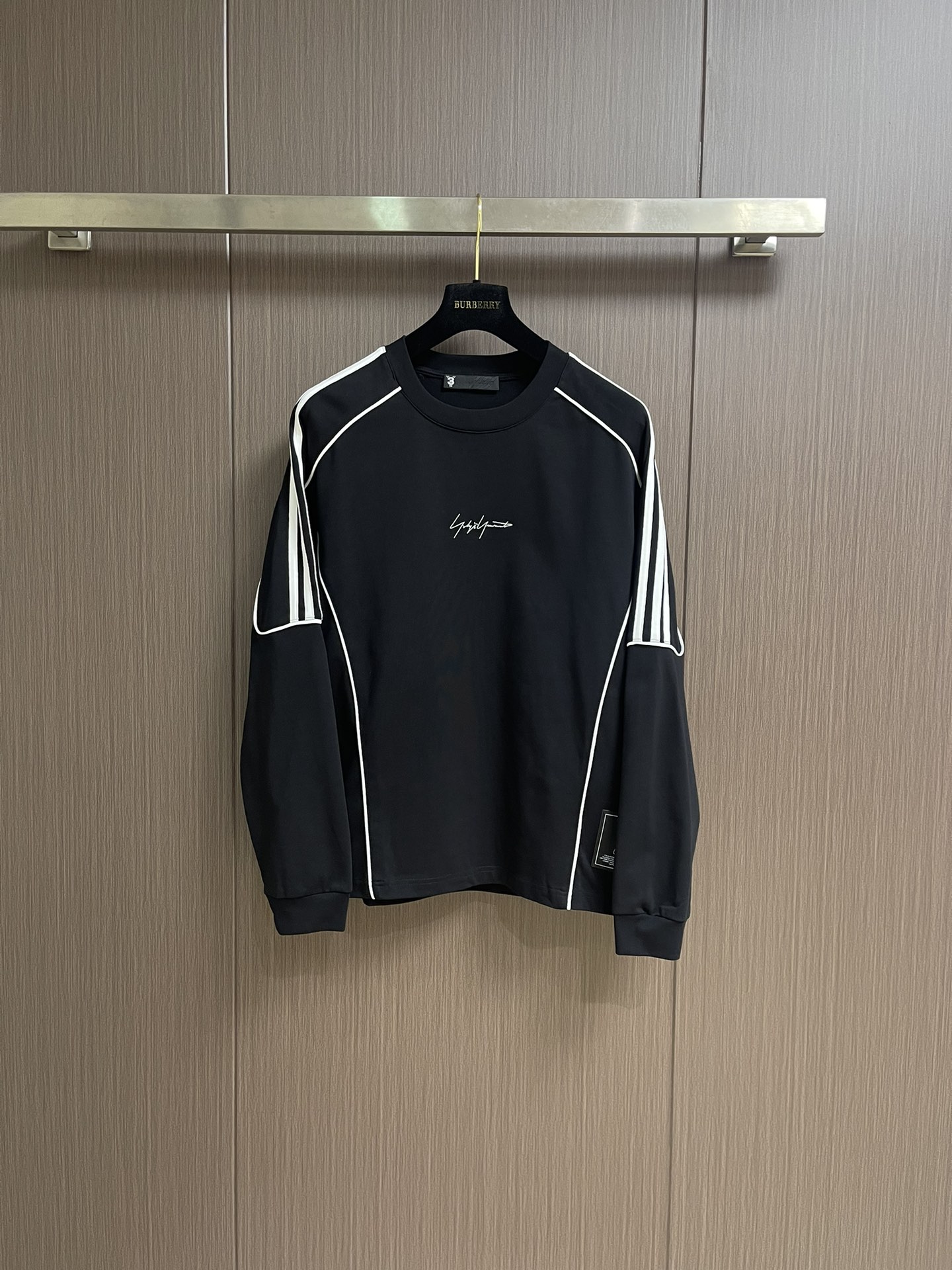 NO:526982,Y3 new round neck long-sleeved T-shirt in autumn and winter, made of high-quality cotton fabric!  Skin-friendly and comfortable!  The shoulder lines are embellished, the layout is full of body accents, and the cutting process is neatly routed!  Size M-3XL, tees, t-shirt, alexander wang19860909Y3 秋冬季新款圆领长袖T恤,采用优质棉质面料！亲肤舒适！肩部线条点缀设计,版型设计上身腔调十足,裁剪工艺走线工整！尺码M-3XL,,tees，t-shirt,alexander wang,Men's clothing