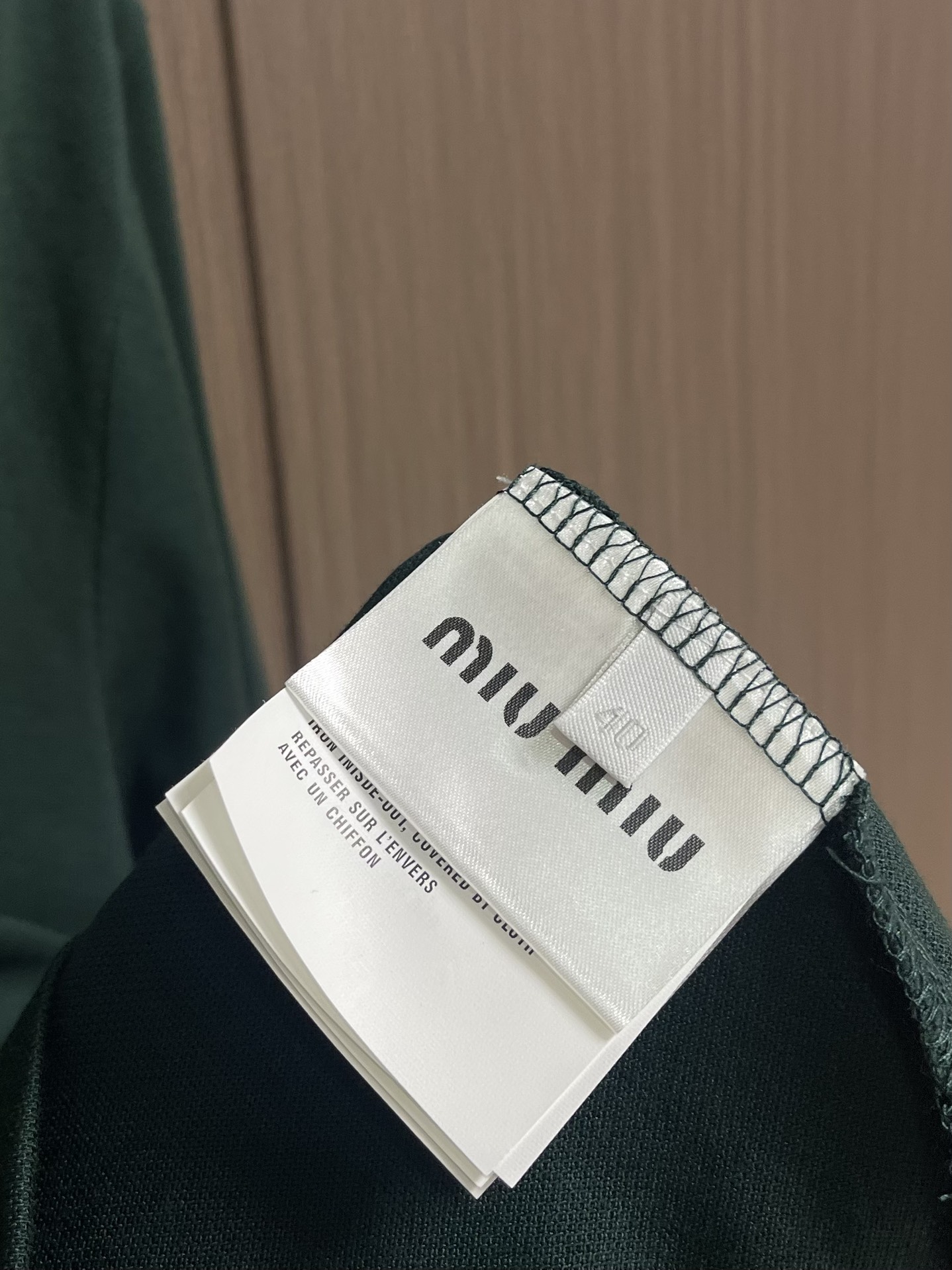 MIUMIU 字母刺绣翻领长袖POLO，采用高品质珠地面料，其表面呈疏孔状，类似蜂巢，提供卓越的透气性和