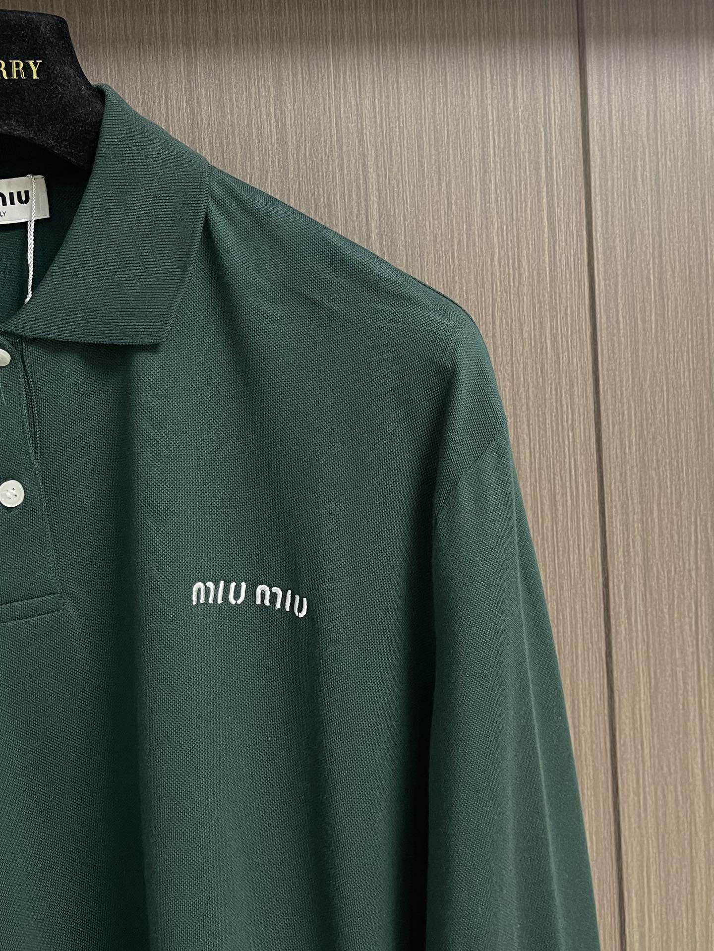 MIUMIU 字母刺绣翻领长袖POLO，采用高品质珠地面料，其表面呈疏孔状，类似蜂巢，提供卓越的透气性和