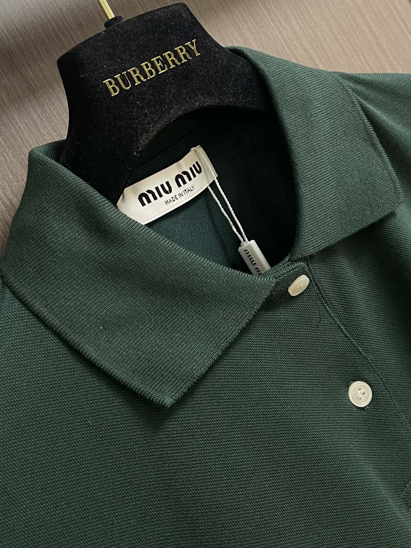 MIUMIU 字母刺绣翻领长袖POLO，采用高品质珠地面料，其表面呈疏孔状，类似蜂巢，提供卓越的透气性和