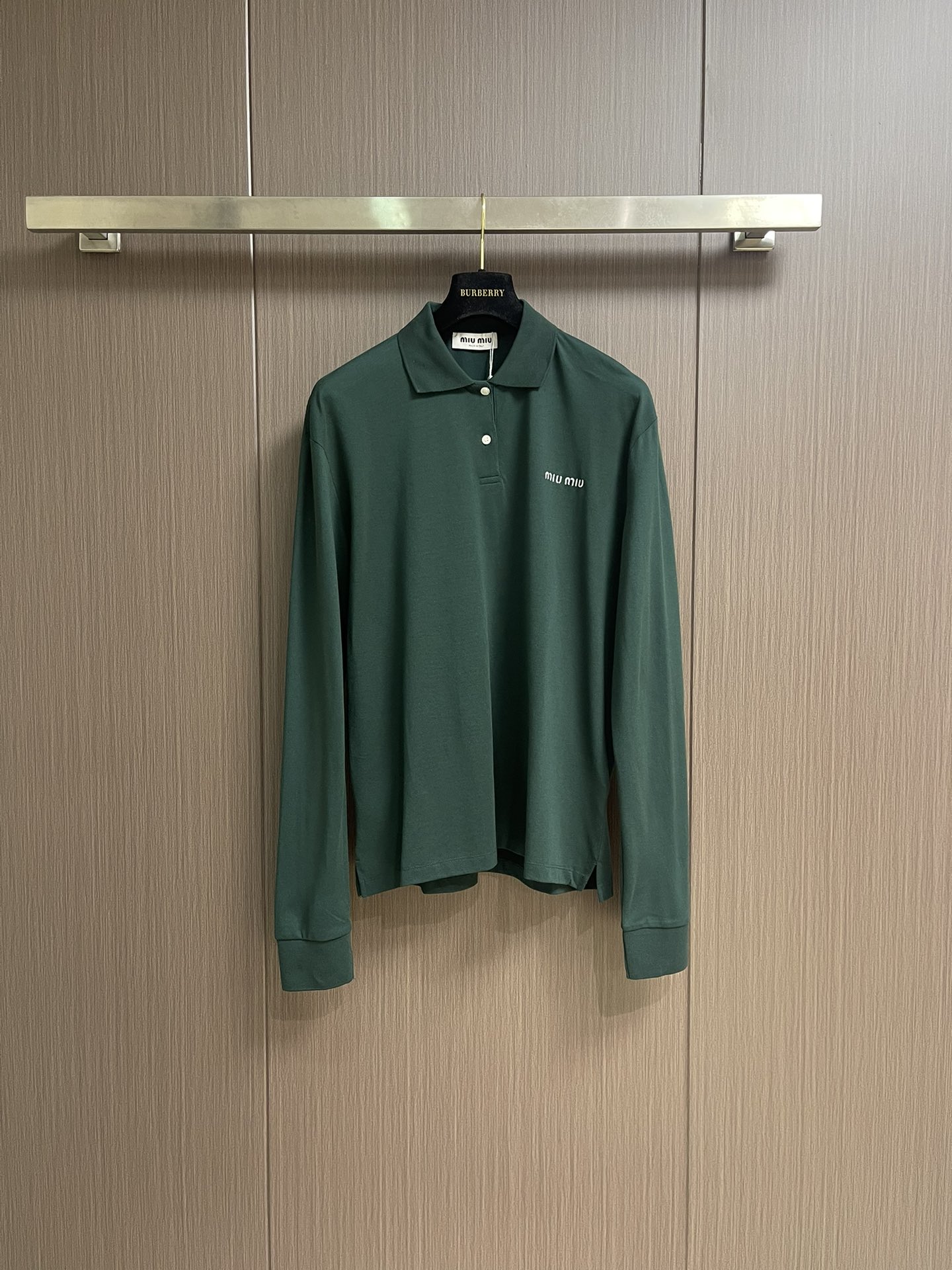 NO:531260,MIUMIU letter embroidered lapel long-sleeved POLO, uses high-quality beaded fabric, with a sparse surface, similar to a honeycomb, providing excellent breathability and moisture permeability, making it more dry and comfortable when worn. The hardness of the fabric makes the styling of the lo shirt more three-dimensional and suitable for making lapel shirts. Oversize design, combined with the classic lo shirt collar and button front closure, shows a casual but formal style. The long-sleeved design and side slits, plus the double-head crochet bottom edge enhance the durability and comfort of the clothing. In addition, the detailed treatment of the embroidered logo not only adds iconic, but also highlights the exquisite craftsmanship of the brand. This lo shirt is a perfect combination of Miu Miu's fashionable personality and classic. Size S-M-L,,miumiu,versace,alexander wang19860909MIUMIU 字母刺绣翻领长袖POLO,采用高品质珠地面料,其表面呈疏孔状,类似蜂巢,提供卓越的透气性和透湿性,穿着时更加干爽舒适.面料的硬挺特性使得lo衫的版型更加立体,适合制作翻领衫.Oversize版型设计,结合经典的lo衫领和纽扣前襟,展现出休闲而不失正式的风格.长袖设计和侧边开衩,加上双头钩针底边,增强了服装的耐用性和舒适度.此外,刺绣徽标的细节处理,不仅增添了标志性,也彰显了品牌的精致工艺.这款lo衫是Miu Miu时尚个性与经典的完美结合.尺码S-M-L,,miumiu,versace,alexander wang,Men's clothing