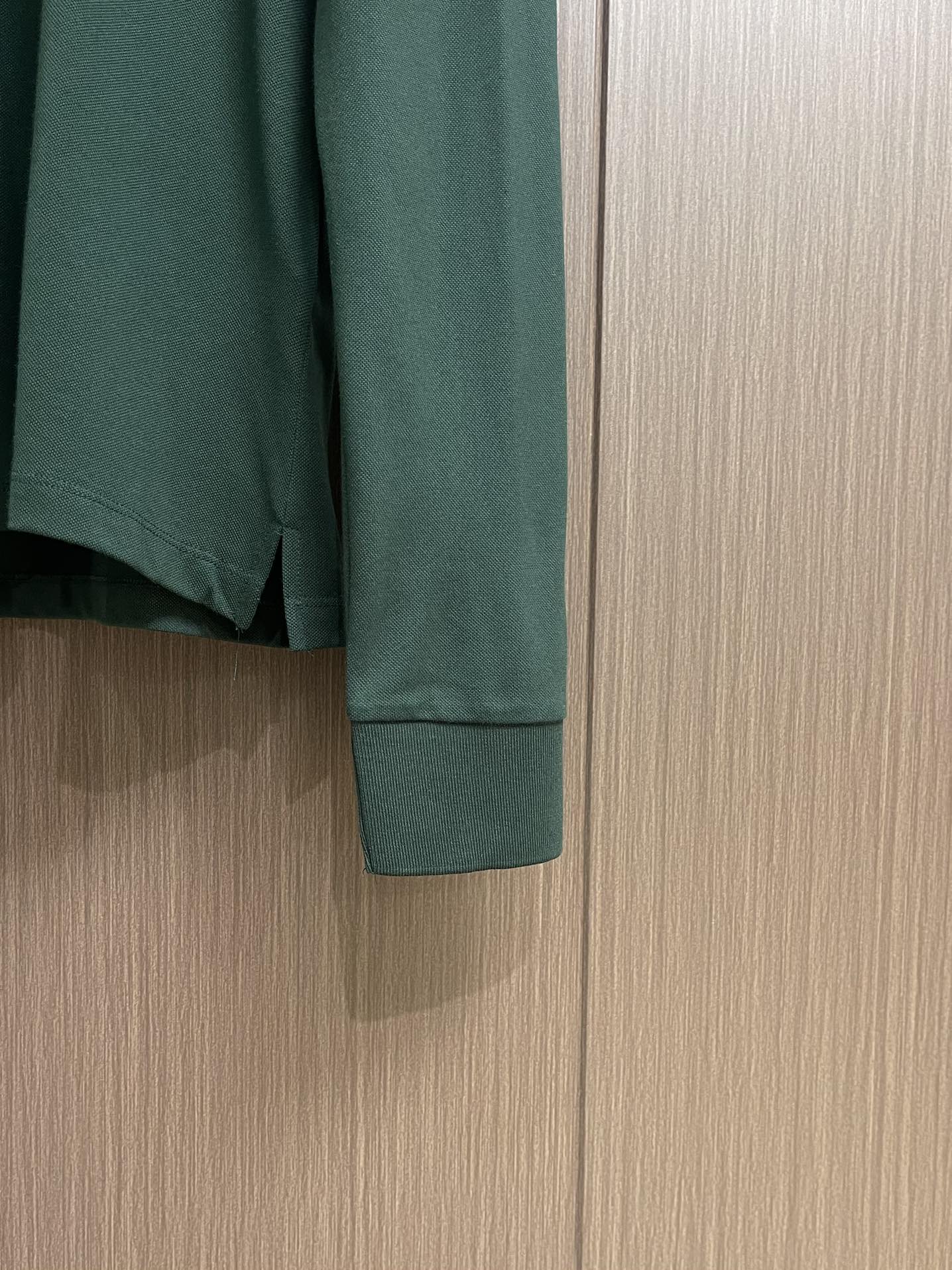 MIUMIU 字母刺绣翻领长袖POLO，采用高品质珠地面料，其表面呈疏孔状，类似蜂巢，提供卓越的透气性和