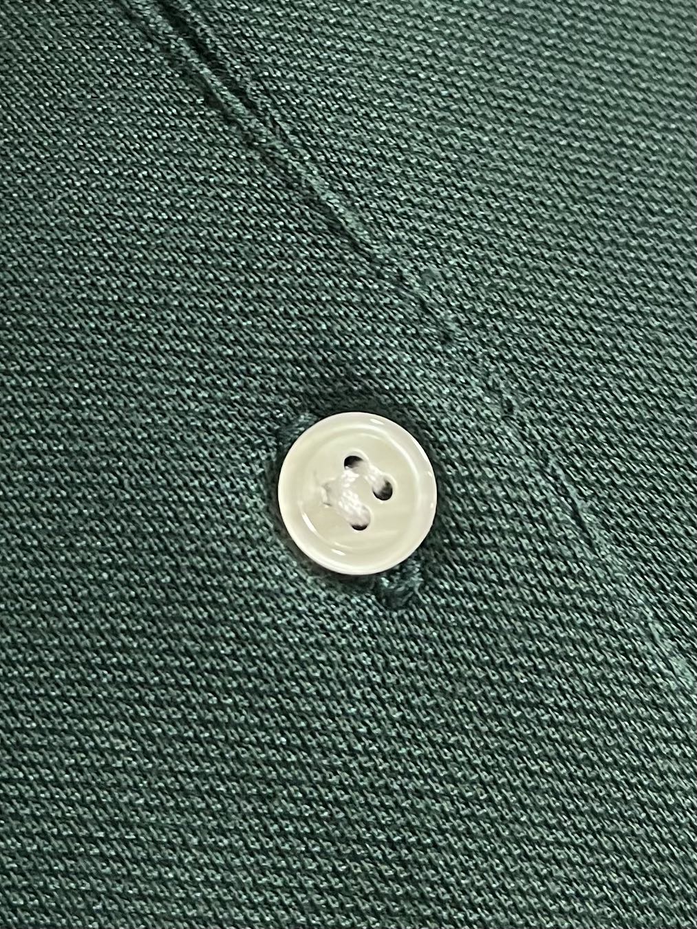 MIUMIU 字母刺绣翻领长袖POLO，采用高品质珠地面料，其表面呈疏孔状，类似蜂巢，提供卓越的透气性和