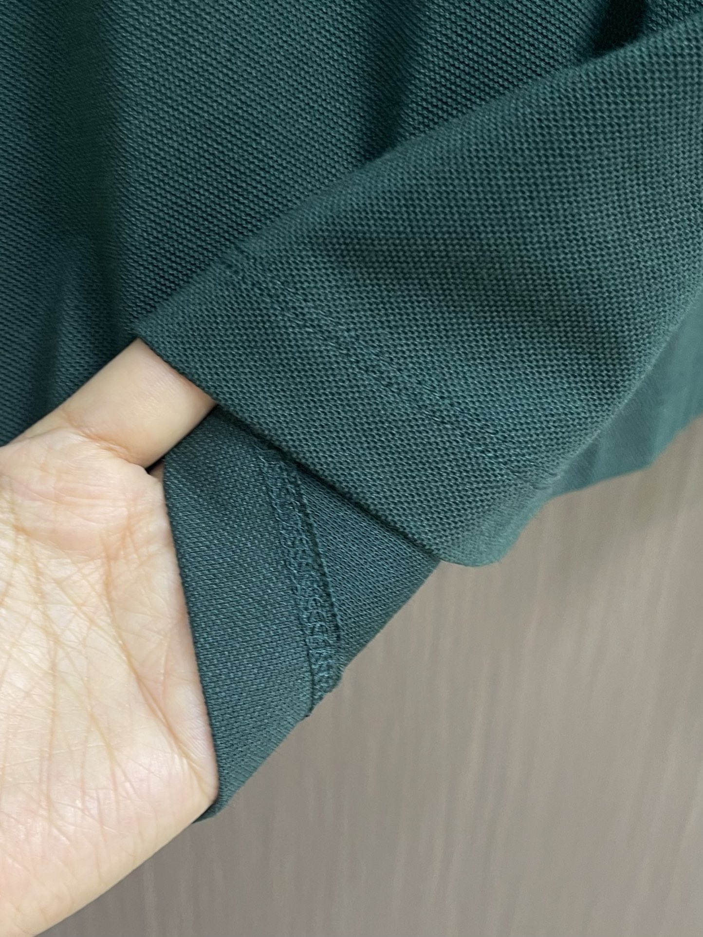 MIUMIU 字母刺绣翻领长袖POLO，采用高品质珠地面料，其表面呈疏孔状，类似蜂巢，提供卓越的透气性和