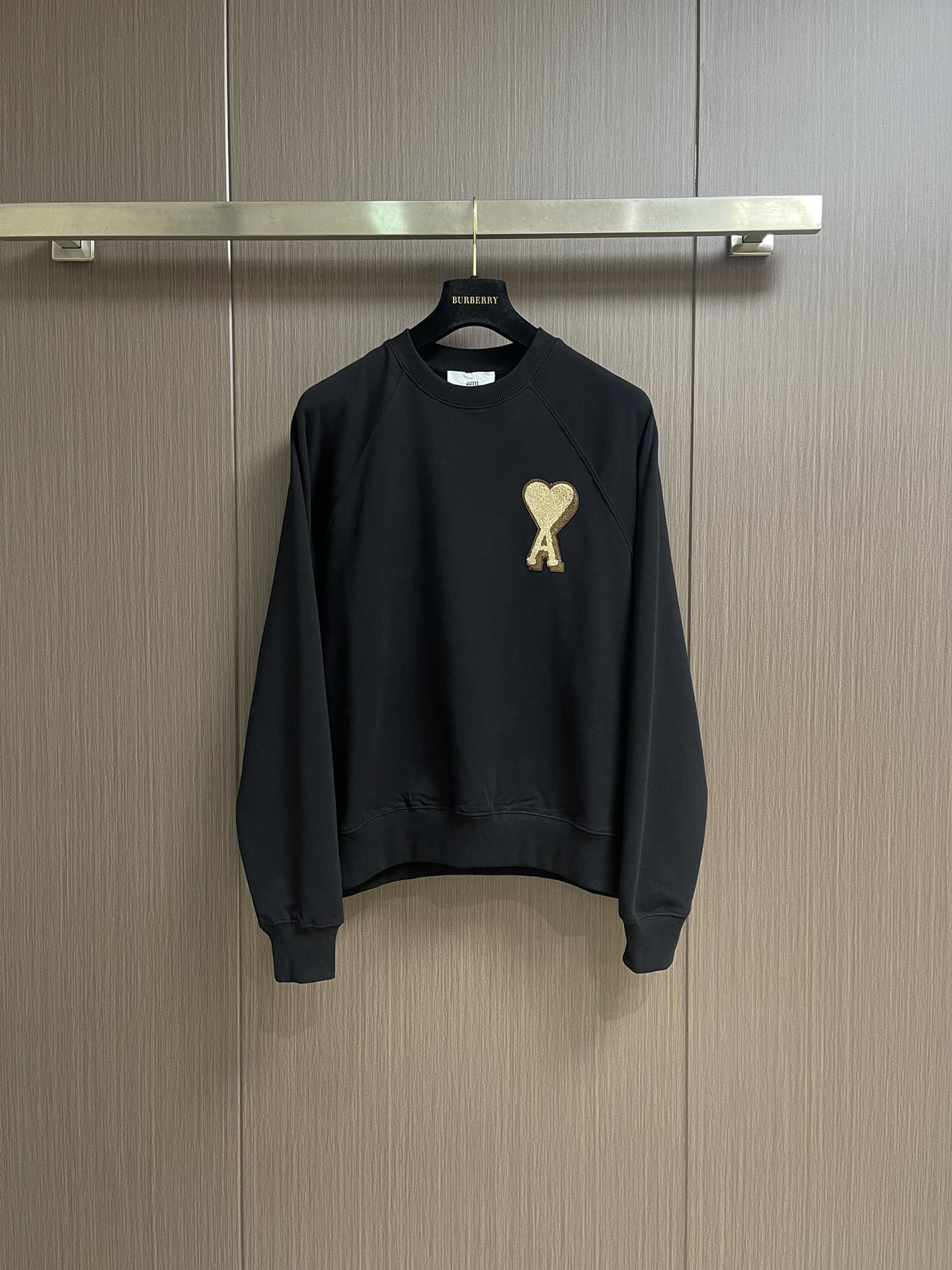 NO:526990,Ami 2025ss early autumn new rabosleeved round neck sweatshirt, using cotton 380g terry fabric, with a solid texture and skin-friendly texture, bringing a gentle wrap. The classic chest seal is presented with a three-dimensional visual effect, full of eye-catching and unique feeling. The silhouette is super inclusive, and all body shapes can be easily controlled, comfortable and free of restraint. In early autumn, every day of going out, matching, casual and casual; together with friends, add a bit of elegance. No matter which scene, it can be easily adapted to create a casual but stylish early autumn look for you. It is an indispensable item in the early autumn wardrobe~ Size S-XL, hoodie, sweatshirts, alexander wang19860909Ami 2025ss早秋新款插肩袖圆领卫衣,采用全棉380克毛圈面料,质感扎实又亲肤,带来温柔包裹感.胸口经典章仔以立体化视觉效果呈现,吸睛度拉满,独特感十足.廓型剪裁超包容,各种身形都能轻松驾驭,舒适自在无束缚.早秋日常出街,搭配,休闲随性；和朋友小聚,配上,又添几分雅致.不管哪种场景,它都能轻松适配,为你打造随性却不失格调的早秋造型,是早秋衣橱里必不可少的单品～尺码S-XL,,hoodie,sweatshirts,alexander wang,Men's clothing