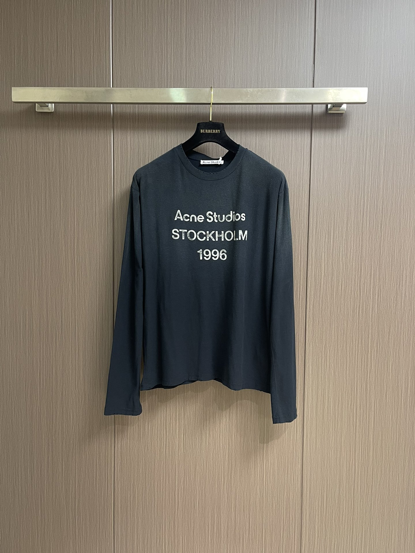 NO:527004,Acne Studios letter printed old long-sleeved T-shirt, this long-sleeved T-shirt is casual in style, neutral style, long and hips. It is decorated with Studios 1996 logo pattern, old neckline, cuffs and hem. Made of cotton fabric, in spray-painted pattern design. Size XS-L,,acne studios,dior,tees, t-shirt,alexander wang19860909Acne Studios 字母印花做旧长袖T恤衫,此款长袖T恤采用休闲版型,中性风格,衣长及臀.饰有Studios 1996 徽标图案,做旧领口、袖口和下摆.选用棉质面料制成,采用喷绘图案设计.尺码XS-L,,acne studios,dior,tees，t-shirt,alexander wang,Men's clothing