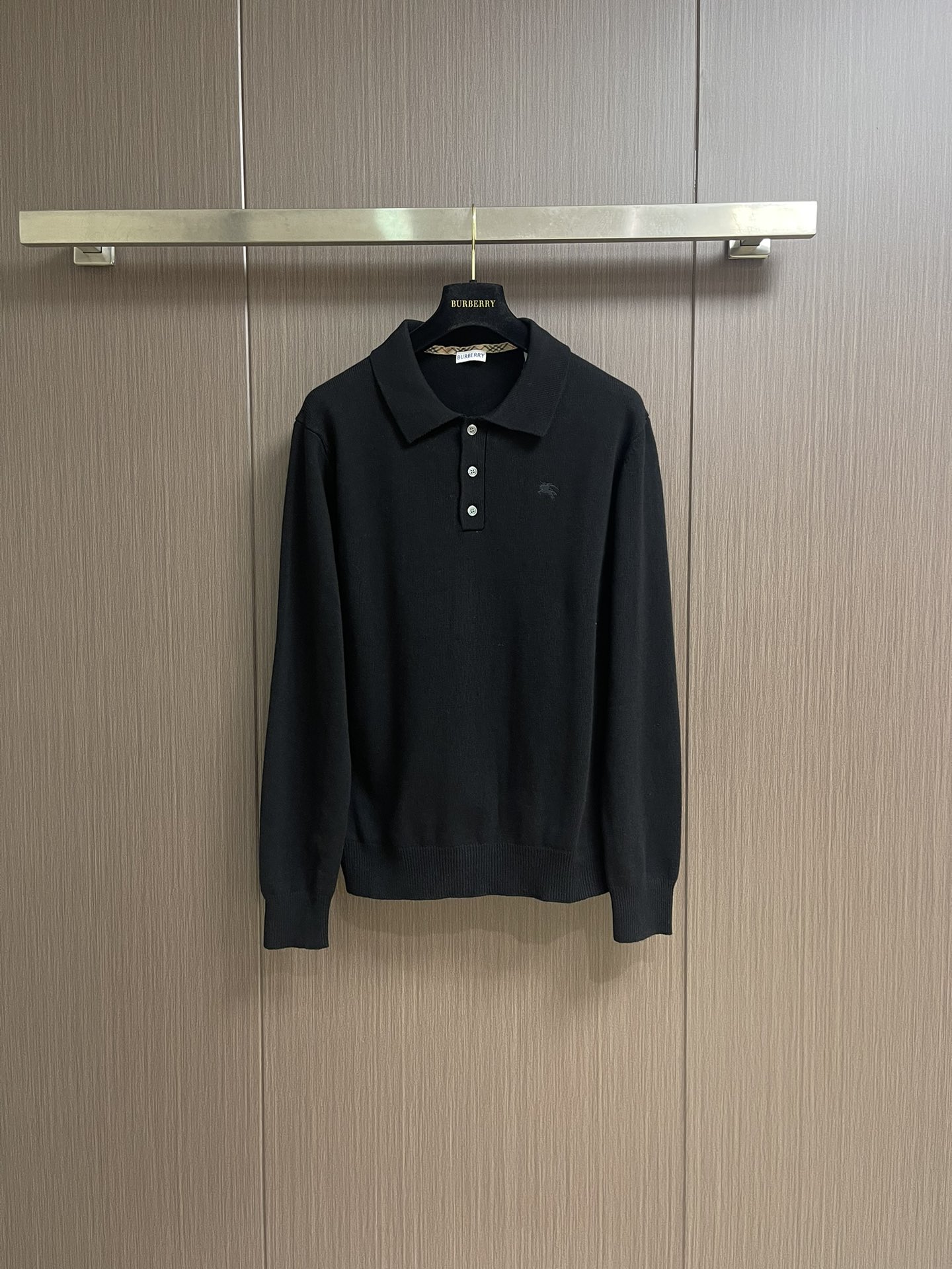 NO:526976,Burberry  The war horse embroidery collar knitted POLO is mainly used to lead the feel, warmth and lightness of the fabric, while providing an unparalleled wearing experience. The feeding of a small amount of polyamide and lycra enhances the overall durability and pill resistance. It woven into a soft cashmere into an invisible support network, and at the same time has a certain elasticity, better fit the human body curve and freely retract. Due to the characteristics of the sweater fabric, the frame is stretched just right, and then a hot melt liner is used under the wool sheet to provide it with certain temporary and stable support to prevent the pattern twisting, wrinkling and stitching from being retracted after removal. The computer embroidery machine's high-precision calculation program system controls the embroidery frame to move in the XY direction, while the machine  The needle shuttles up and down, embroideres according to the set path, automatically completes the cutting and jumping actions, form the stitch track, and automatically adjusts the tension of the upper and lower lines to ensure that the stitch is flat and there is no floating line, forming a war horse pattern with an error of ±0.1mm. Add detergent and initially rinse the large goods at a water temperature of about 35 degrees to remove impurities in the production process, and then gently digest the feathers on the surface through protease, reduce the tendency to pill from the root, improve the feel, retain softness, and eliminate stimulation. Finally, after dehydration and drying, the size and shape stability are improved. Size S-XL, burberry, sweaters, alexander  wang19860909Burberry 战马饰刺绣领针织POLO,以羊绒为主体主导面料的手感、保暖性和轻盈感,同时提供无与伦比的穿着体验.少量聚酰胺和莱卡的喂入增强整体的耐用性和抗起球性,在柔软的羊绒中编织进了一个无形的支撑网络,同时又有一定的弹力,更好的贴合人体曲线,收放自如.因毛衣面料特性,绷框时拉伸恰到好处,再使用热熔衬垫在毛织片下方,为其提供一定的临时稳定支撑,防止取下后回缩导致图案扭曲,起皱和针迹凹陷.电脑绣花机高精度的计算程序系统控制绣花框在XY方向移动,同时机针上下穿梭,按照设定的路径进行刺绣,自动完成剪线、跳线等动作,形成针迹轨迹,自动调整上线和下线张力,确保线迹平整无浮线,形成误差在±0.1mm的战马图案.加入洗涤剂,将大货在约35度的水温下进行初步漂洗,去除生产过程中的杂质,再通过蛋白酶温和的消化掉表面的毛羽,从根源上减少起球倾向,改善手感,保留柔软度,消除刺激感.最后通过脱水和烘干处理之后,提升尺寸和形状稳定性.尺码S-XL,,burberry,sweaters,alexander wang,Men's clothing