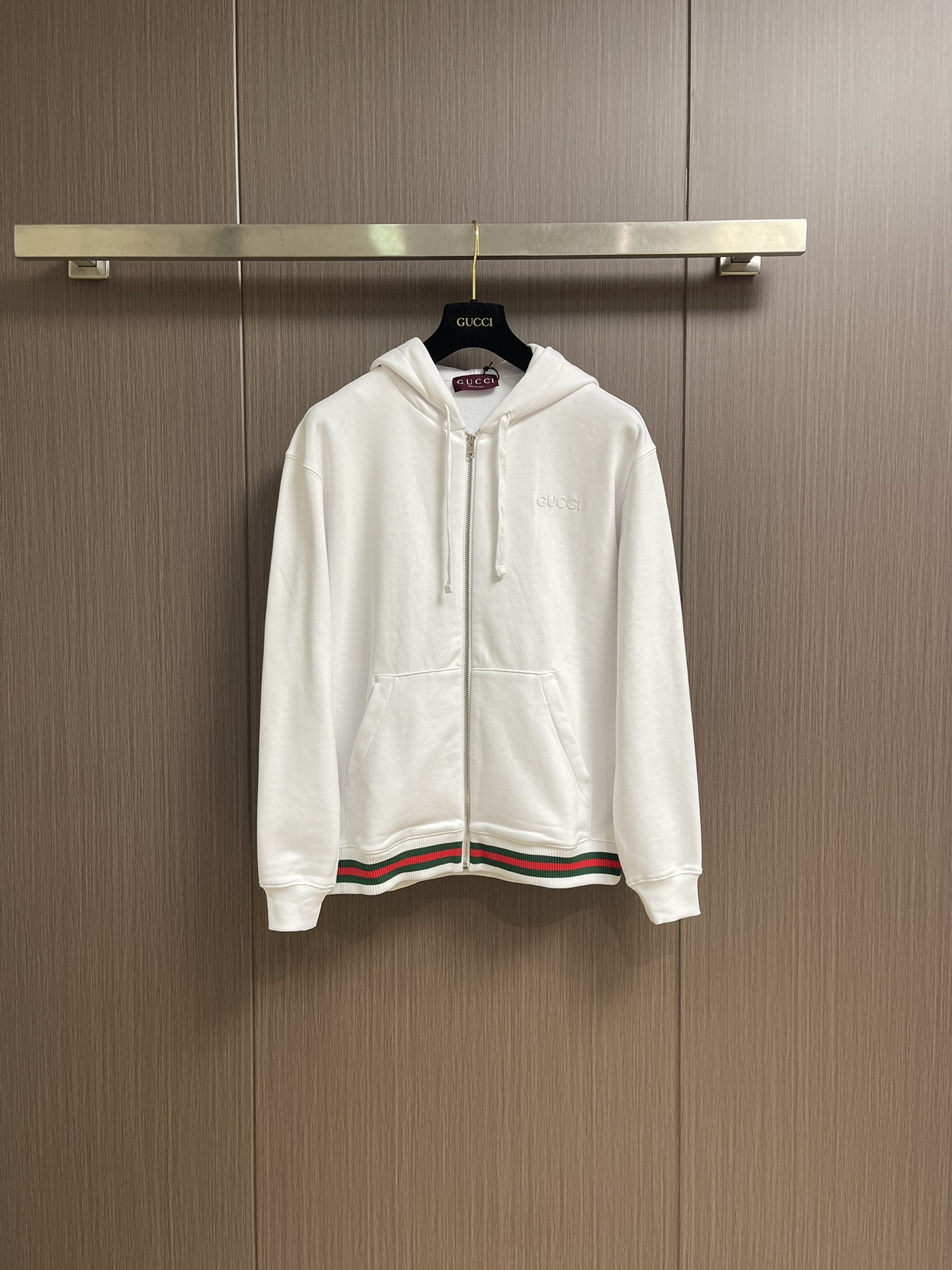 NO:530131,GUCCI 2025ss new style knitted cotton hooded sweatshirt This oversized styling sweatshirt is made of knitted cotton fabric, embellished with Gucci logo patches and red and green webbing piping. Size S-XL, gucci, hoodie, sweatshirts, hats, alexander wang19860909GUCCI 2025ss新款饰织带针织棉连帽卫衣 这款超大造型卫衣以针织棉面料匠心打造,缀饰Gucci标识贴饰和红绿织带滚边.尺码S-XL,,gucci,hoodie,sweatshirts,hats,alexander wang,Men's clothing