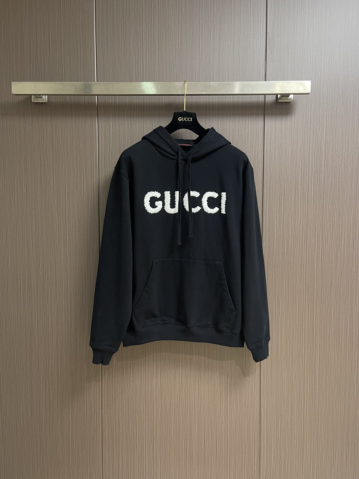 NO:530158,GUCCI 2025ss new embroidered knitted cotton hooded sweatshirts, a variety of new season knitted items continue to interpret the brand elements ingeniously. This regular version of hooded sweatshirts is ingeniously created with fine velvet knitted cotton, cleverly incorporates Gucci wool yarn embroidery, making the entire design more charming. Size XS-L, gucci, hoodie, sweatshirts, hats, alexander wang19860909GUCCI 2025ss新款饰刺绣针织棉连帽卫衣,多款新季针织单品持续匠心演绎品牌元素.这款常规版型连帽卫衣以细绒针织棉匠心打造,巧妙融入Gucci羊毛纱线刺绣,令整个设计更添魅力.尺码XS-L,,gucci,hoodie,sweatshirts,hats,alexander wang,Men's clothing