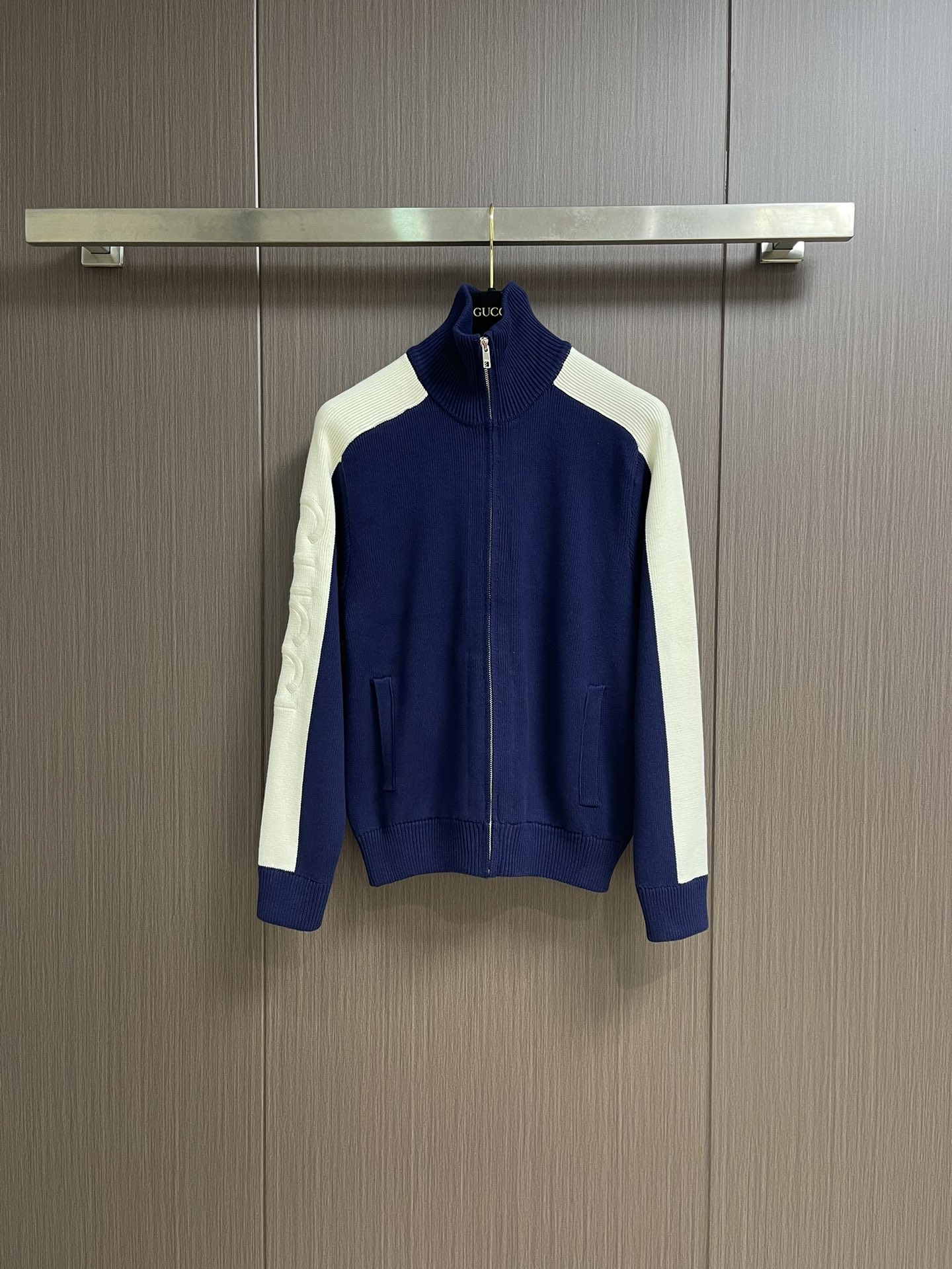 NO:530156,GUCCI 2025SS Gart series wool zipper jacket, spliced ​​wool zipper jacket, cuffs with logo embroidery, customized fabric, breathable and comfortable, impeccable details, brand element design concept, reflecting high quality. It feels delicate and soft!  Present casual cut, with a great upper body style, same style for men and women. Size S-XL, gucci, jackets & coats, alexander wang19860909GUCCI 2025SS Gart系列毛织拉链外套,拼接毛织拉链外套 袖口自带logo刺绣 定制面料 透气舒适度高,细节无可挑剔,品牌元素设计理念,体现高品质.手感细腻柔软！呈现休闲裁剪,上身版型超赞 男女同款.尺码S-XL,,gucci,jackets & coats,alexander wang,Men's clothing