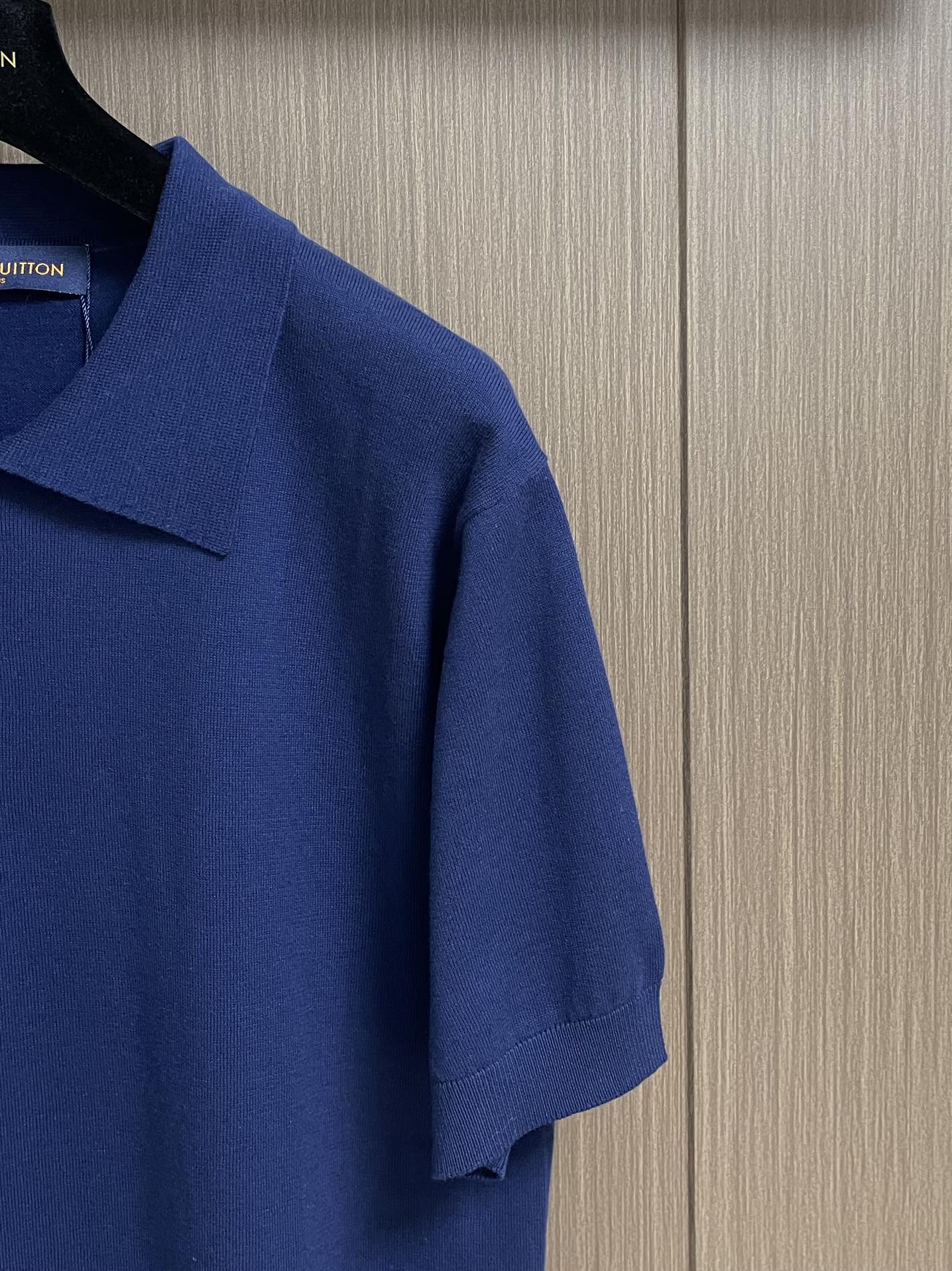 LV 2025SS早秋新款短袖翻领T恤Polo，客订面料 胸前logo标识刺绣简单时尚款，经典logo简