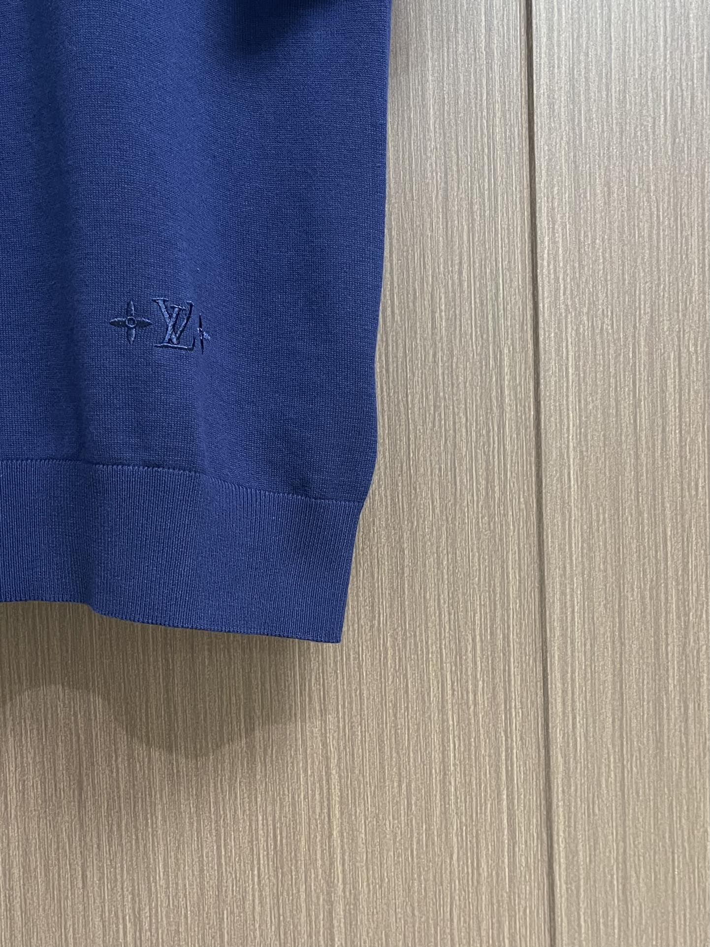 LV 2025SS早秋新款短袖翻领T恤Polo，客订面料 胸前logo标识刺绣简单时尚款，经典logo简