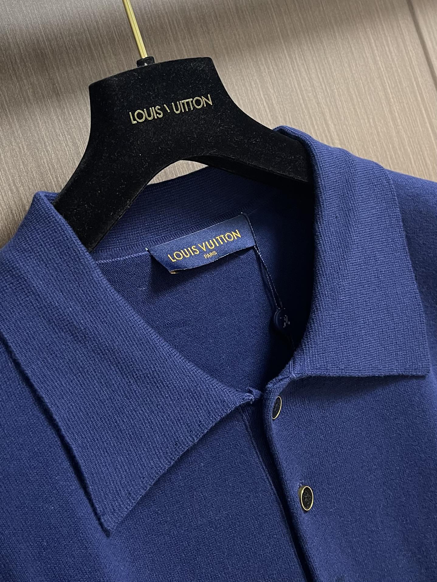 LV 2025SS早秋新款短袖翻领T恤Polo，客订面料 胸前logo标识刺绣简单时尚款，经典logo简