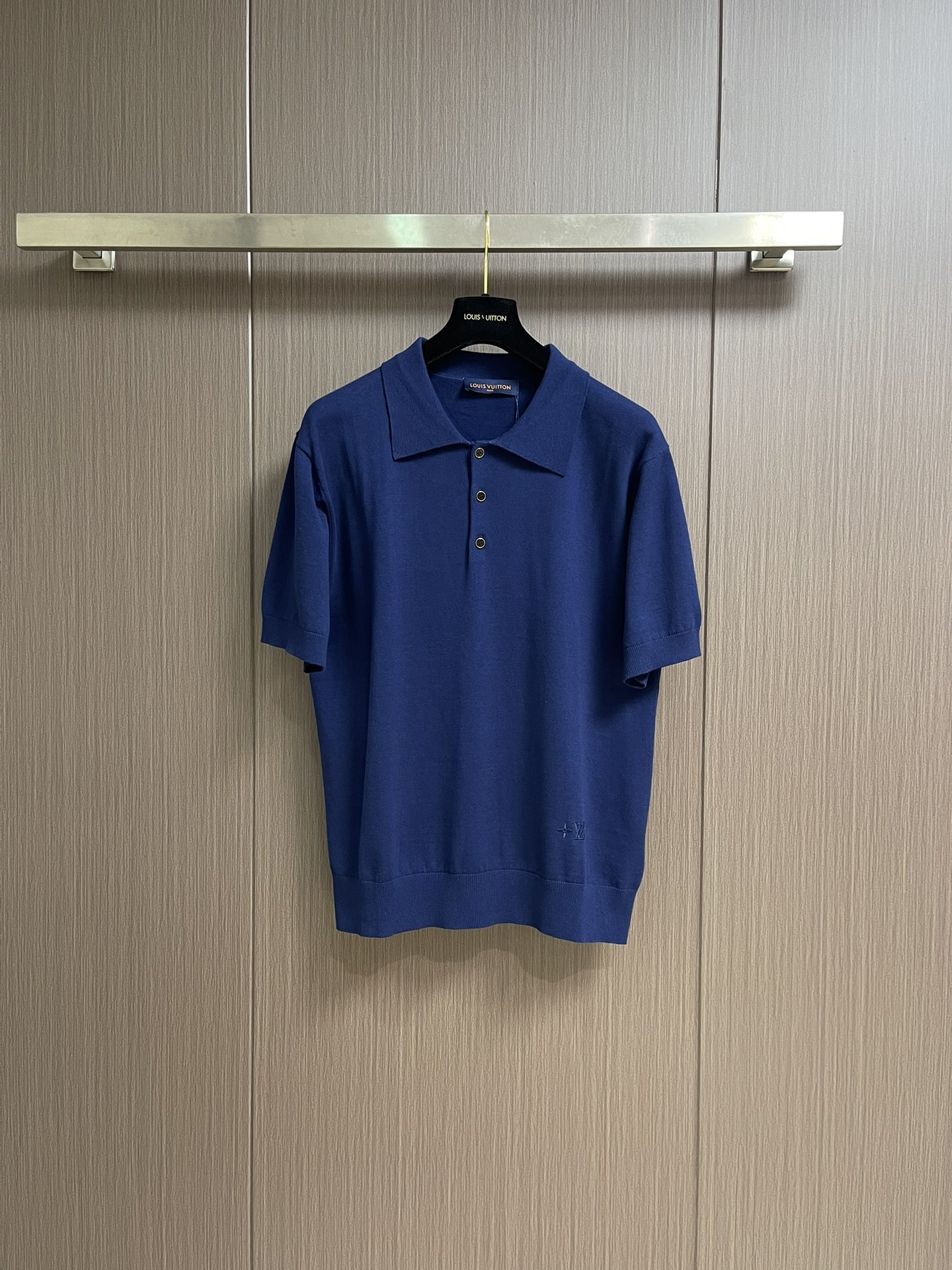 NO:530148,LV 2025SS early autumn new short-sleeved lapel T-shirt polo, customer-ordered fabric, chest logo embroidery simple and fashionable style, classic logo simple and elegant style!  Full of high-end feel, wearable in all seasons. Simple European style. Size S-XL, louis vuitton, T-shirt, tees, t-shirt, alexander wang19860909LV 2025SS早秋新款短袖翻领T恤polo,客订面料 胸前logo标识刺绣简单时尚款,经典logo简单大方的款式！满满的高级感,四季可穿.简欧风格.尺码S-XL,,louis vuitton,T-shirt,tees，t-shirt,alexander wang,Men's clothing