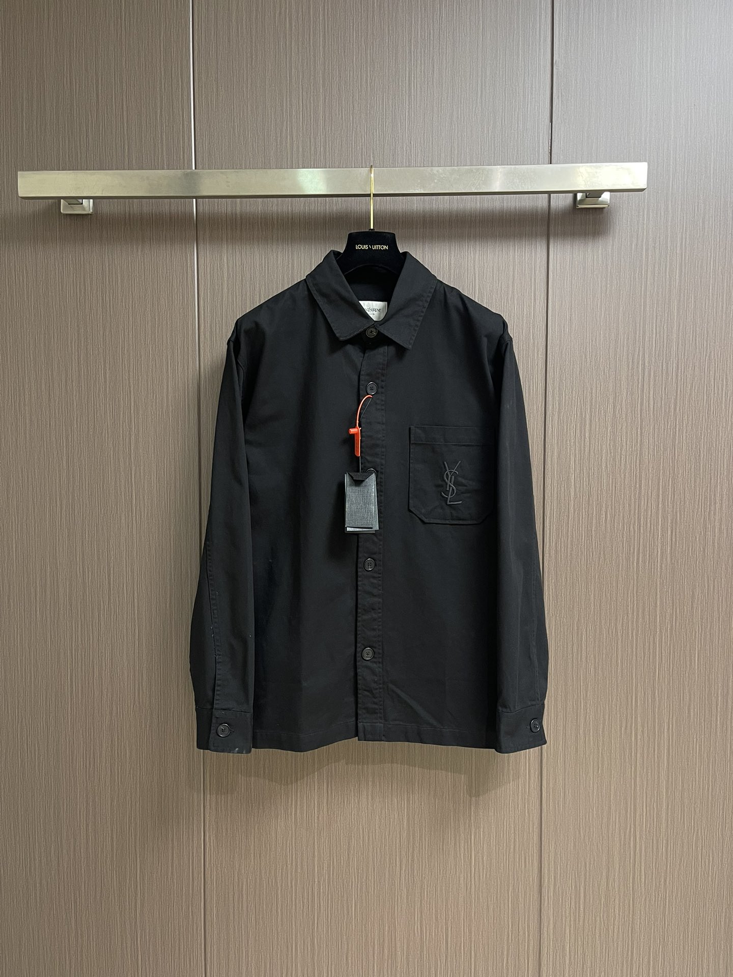 NO:530146,YSL logo embroidered shirt jacket, customized comfort velvet combed cotton, excellent texture, comfortable skin, deep black tone inspired by obsidian, is the ultimate gentle and exquisite YSL logo spread quietly in contrasting colors, full of recognition, like an invisible medal, injecting soul into the shirt, clever design of the collar tip, vertical stretching visual proportions, elegant lines outline the neck style, charming in low-key, universal wear essential items, using imported machine embroidery technology, use advanced computer control system and precision mechanical parts to achieve YSL logo embroidery operation, high precision, smooth and delicate lines, fabrics are washed with sand, better texture, not easy to deform, not easy to shrink, not easy to fade, maintain long-term beauty. Size S-XL,,saint laurent,jackets &  coats,shirts,alexander wang19860909YSL 标识刺绣衬衫式外套,定制舒氧长绒精梳棉 质感卓越 舒适贴肤 以黑曜石为灵感的深邃黑调 是极致的温柔精致YSL标识以撞色方式悄然铺展 辨识度十足 像一枚隐形勋章 为衬衫注入灵魂 领尖巧妙设计 纵向拉伸视觉比例 优雅线条勾勒颈部风采于低调中绽放魅力 万能穿搭必备单品,采用进口机刺绣工艺 使用先进的计算机控制系统和精密的机械部件 实现YSL 标识刺绣作业 精度高 线条流畅而细腻,面料都经过砂洗 手感质感更佳 不易变形 不易缩水 不易褪色 保持长久的美观.尺码S-XL,,saint laurent,jackets & coats,shirts,alexander wang,Men's clothing