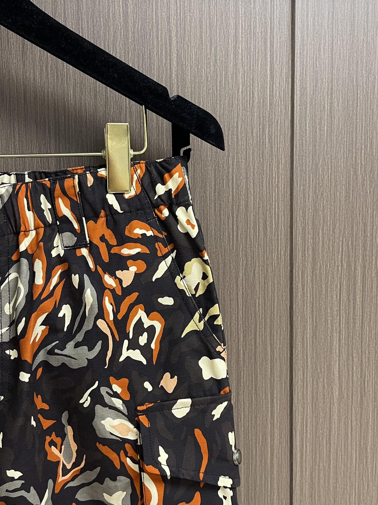 LV 2025FW早秋新品风琴袋迷彩工装长裤，本款都市工装裤为 LV Camo 图案含蓄融入Monogr