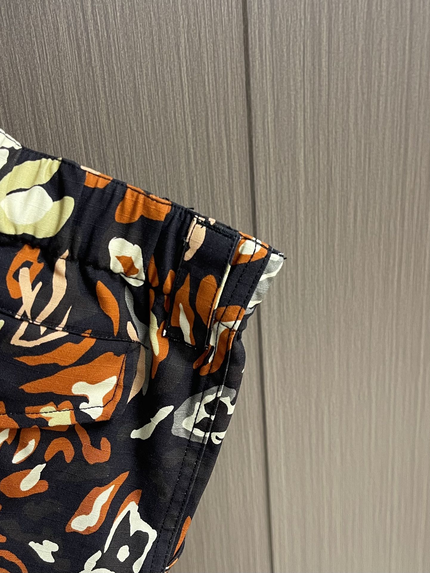 LV 2025FW早秋新品风琴袋迷彩工装长裤，本款都市工装裤为 LV Camo 图案含蓄融入Monogr