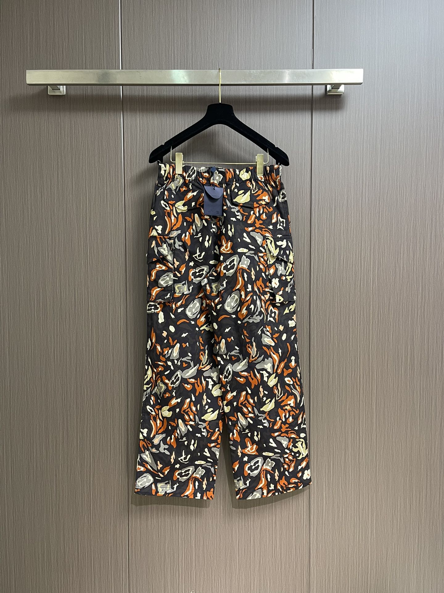 LV 2025FW早秋新品风琴袋迷彩工装长裤，本款都市工装裤为 LV Camo 图案含蓄融入Monogr