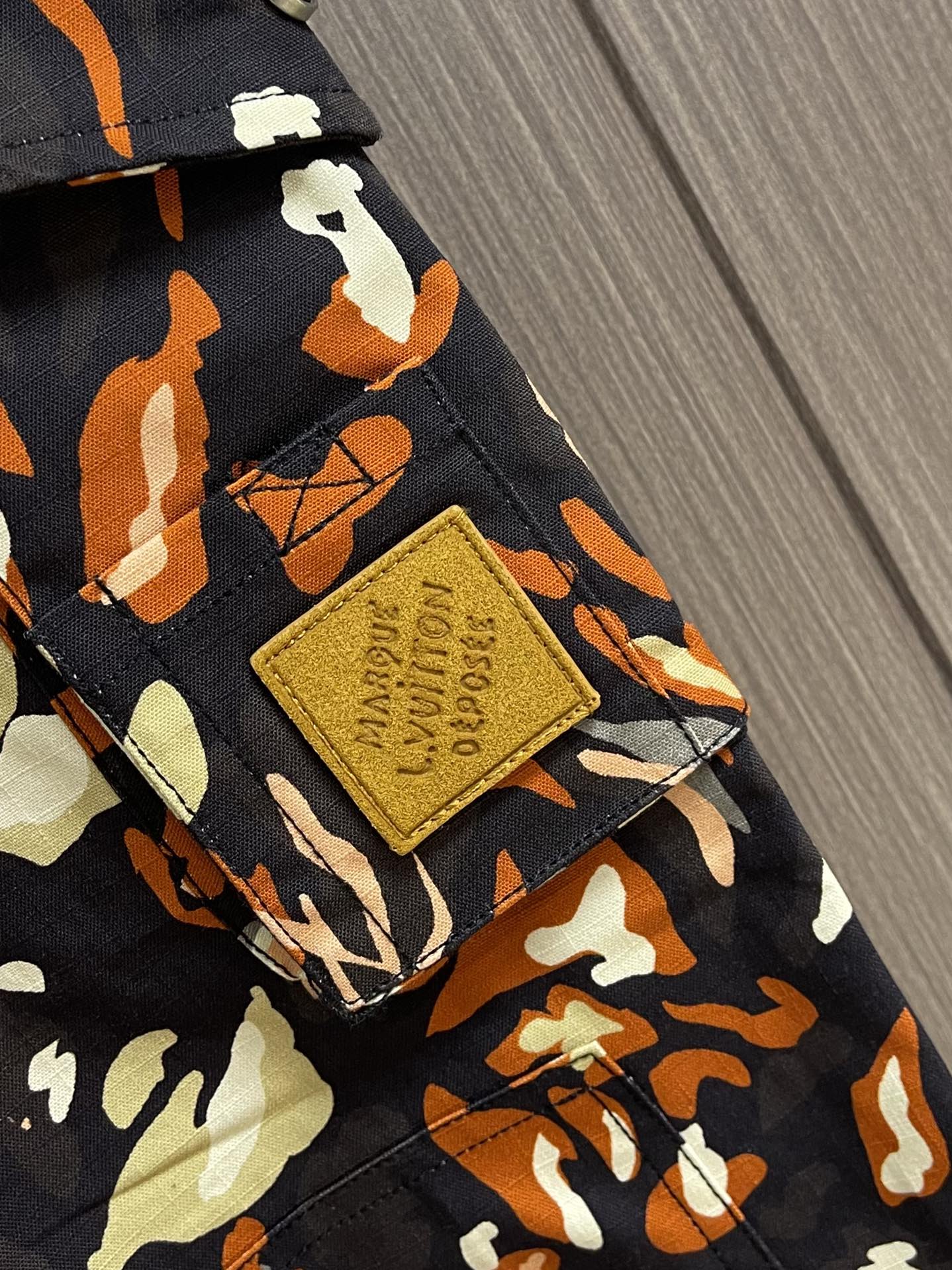 LV 2025FW早秋新品风琴袋迷彩工装长裤，本款都市工装裤为 LV Camo 图案含蓄融入Monogr